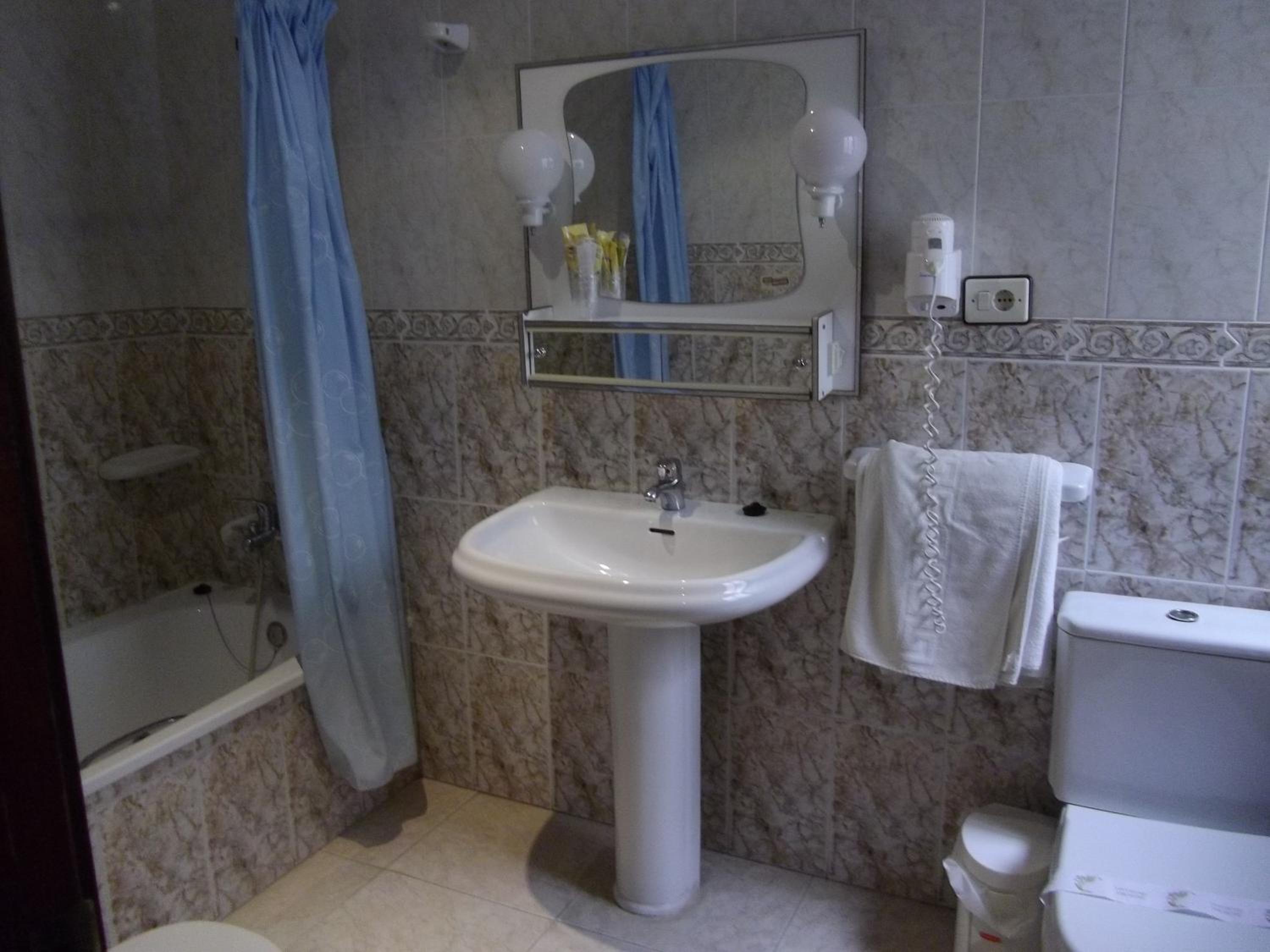 Double or Twin Room - Photo 3