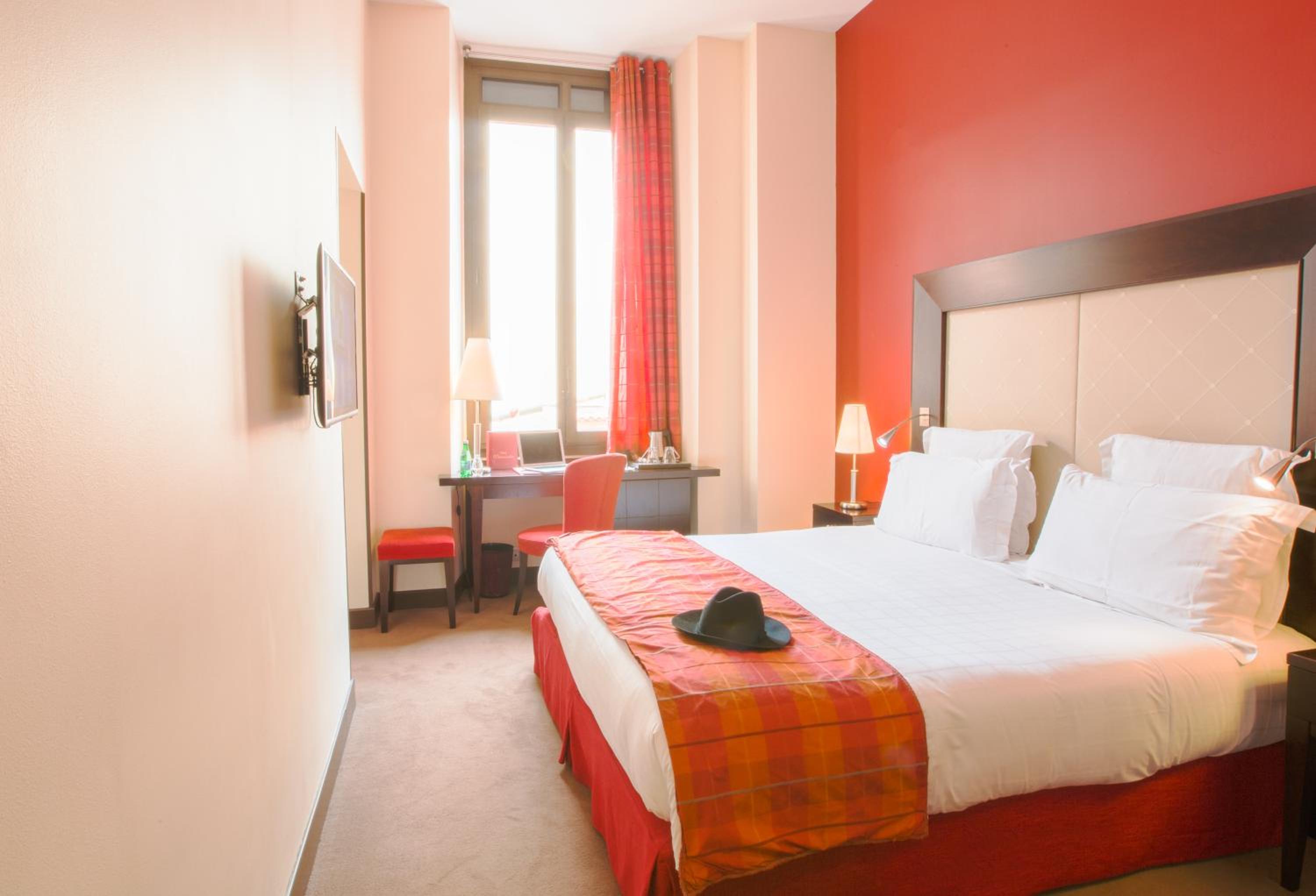 Standard Room with City View - Photo 5