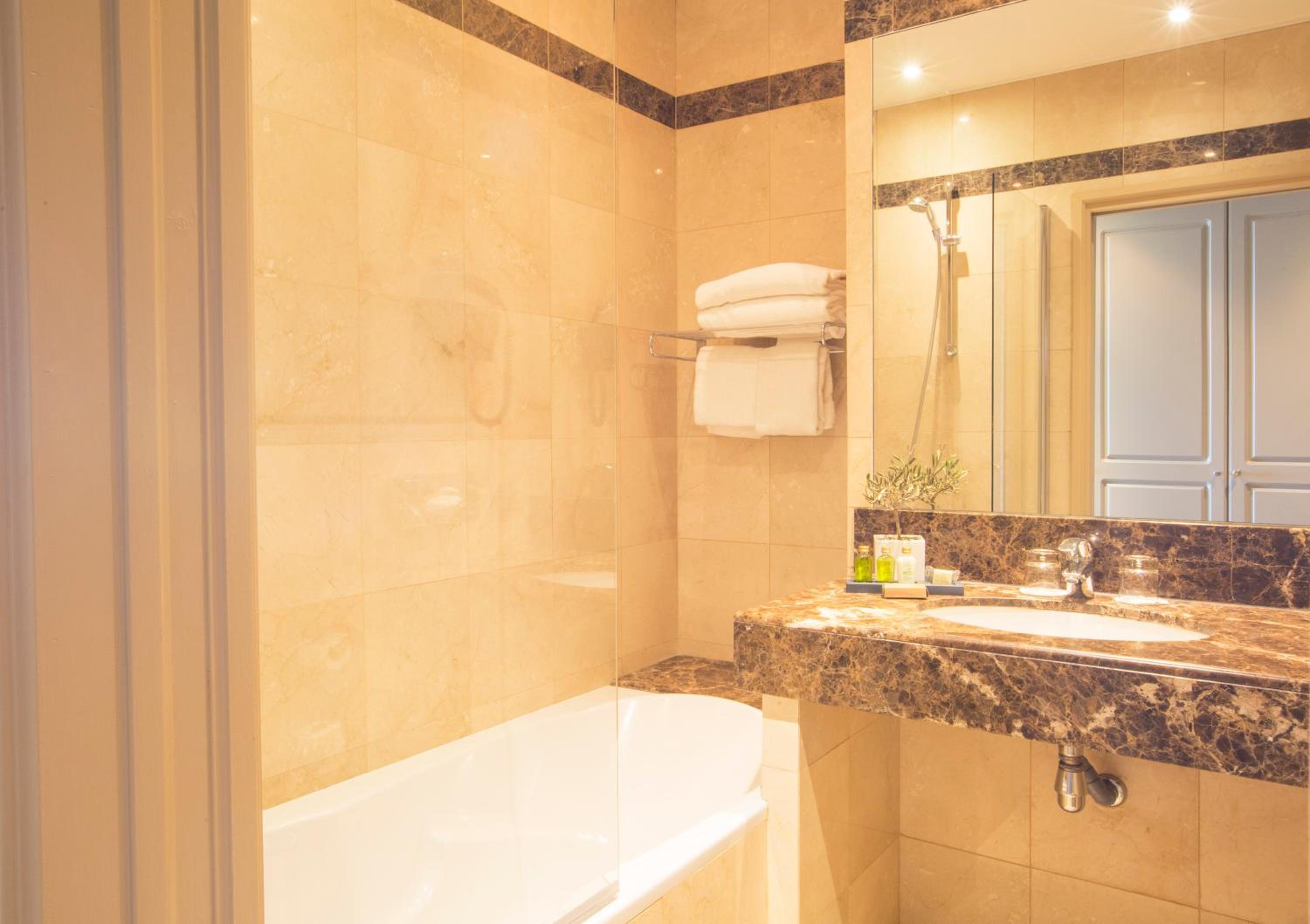 Superior Room with Sea View - Photo 7