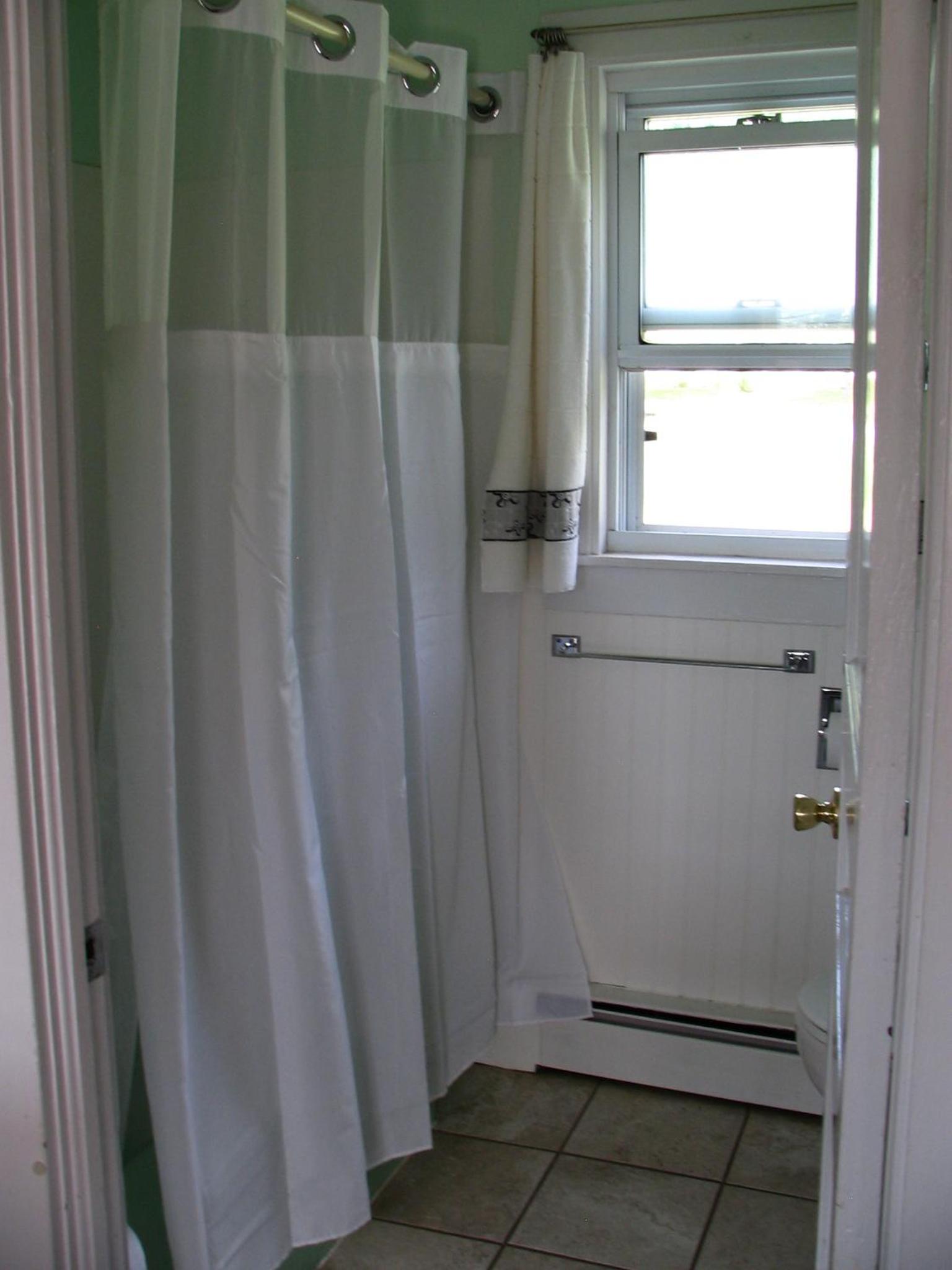 Standard Room with Queen Bed photo 3