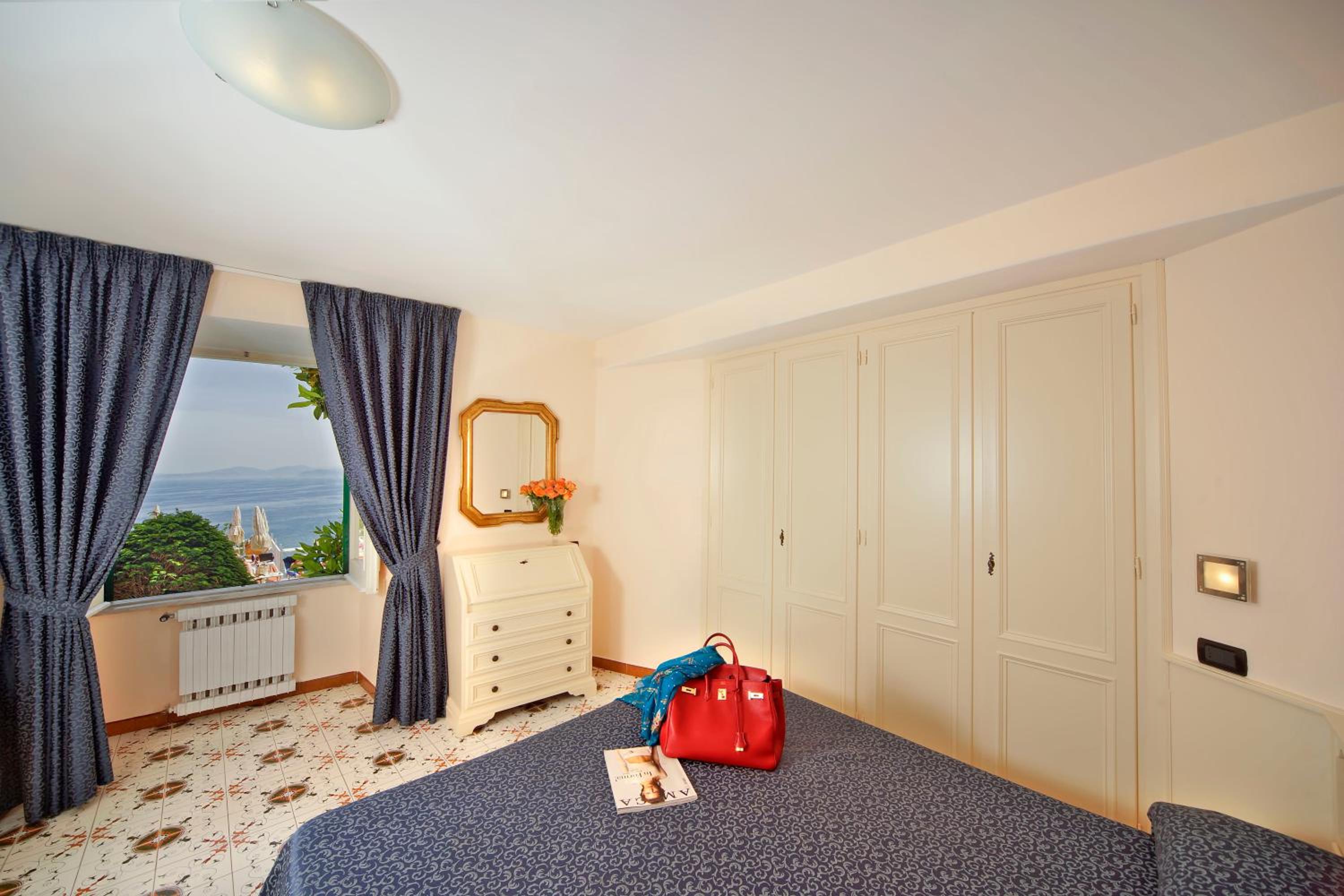 Classic Double Room with Lateral Sea View - Photo 1