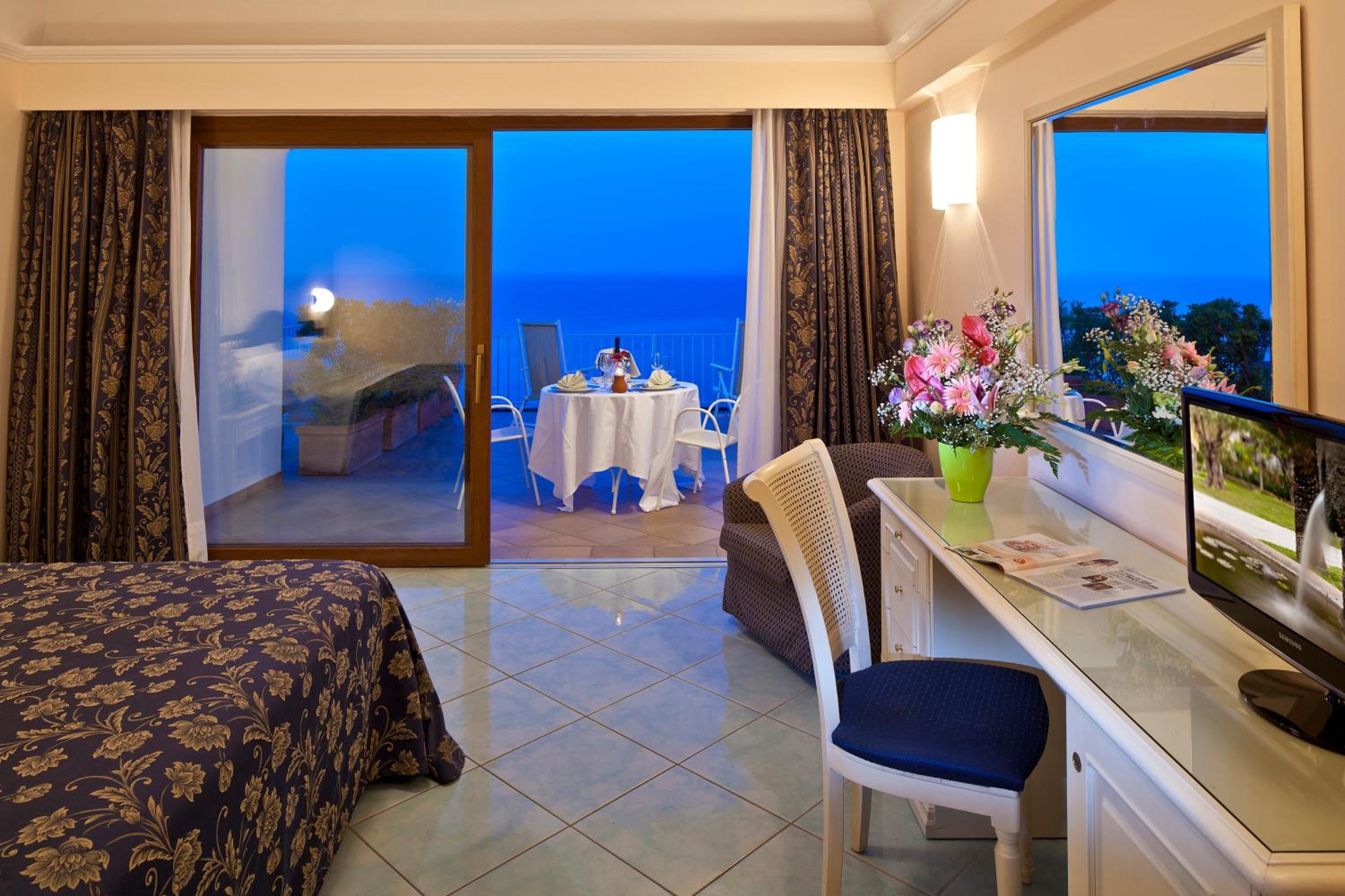 Deluxe Double or Twin Room with Sea View - Photo 1