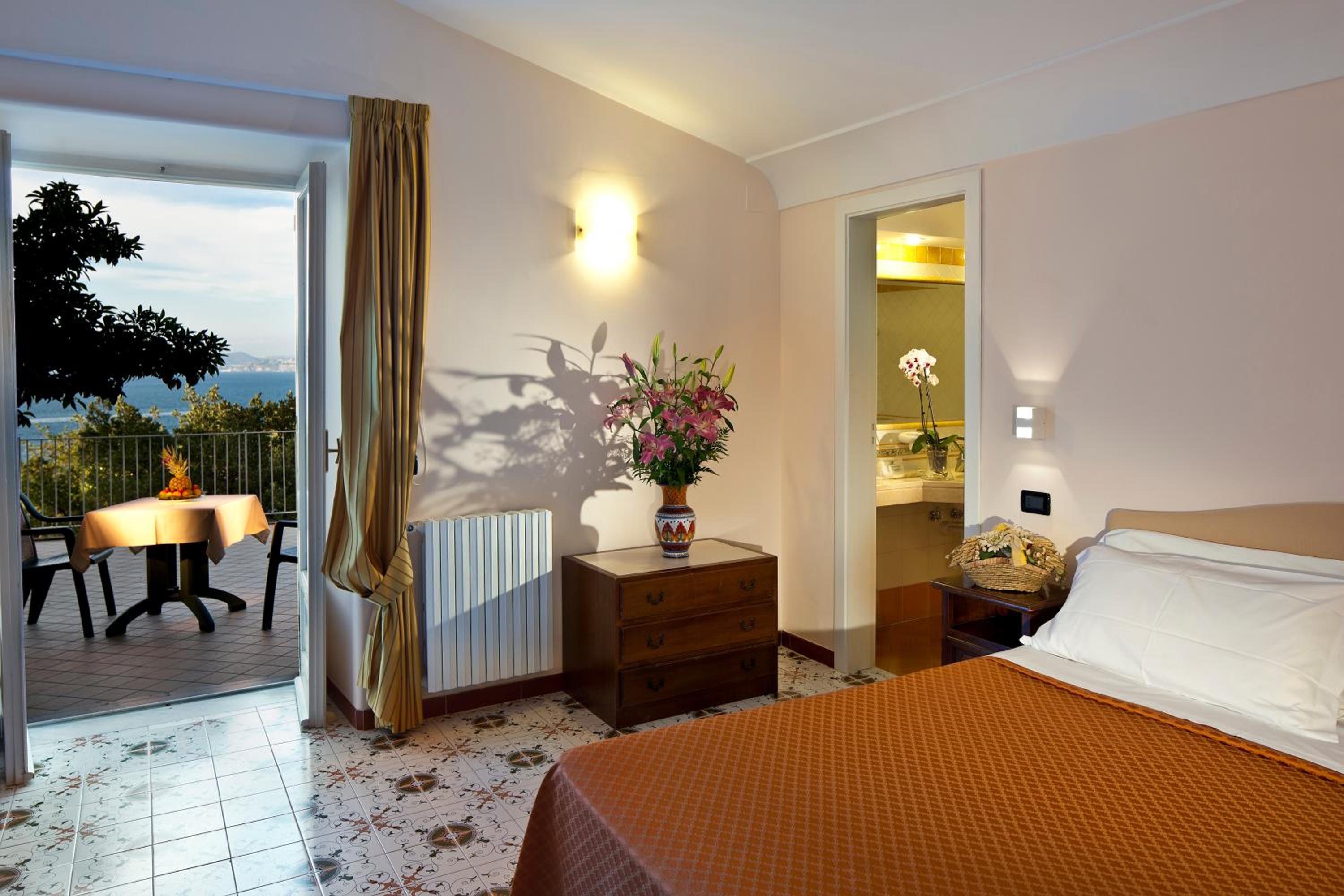 Superior Double Room with Sea View - Photo 3