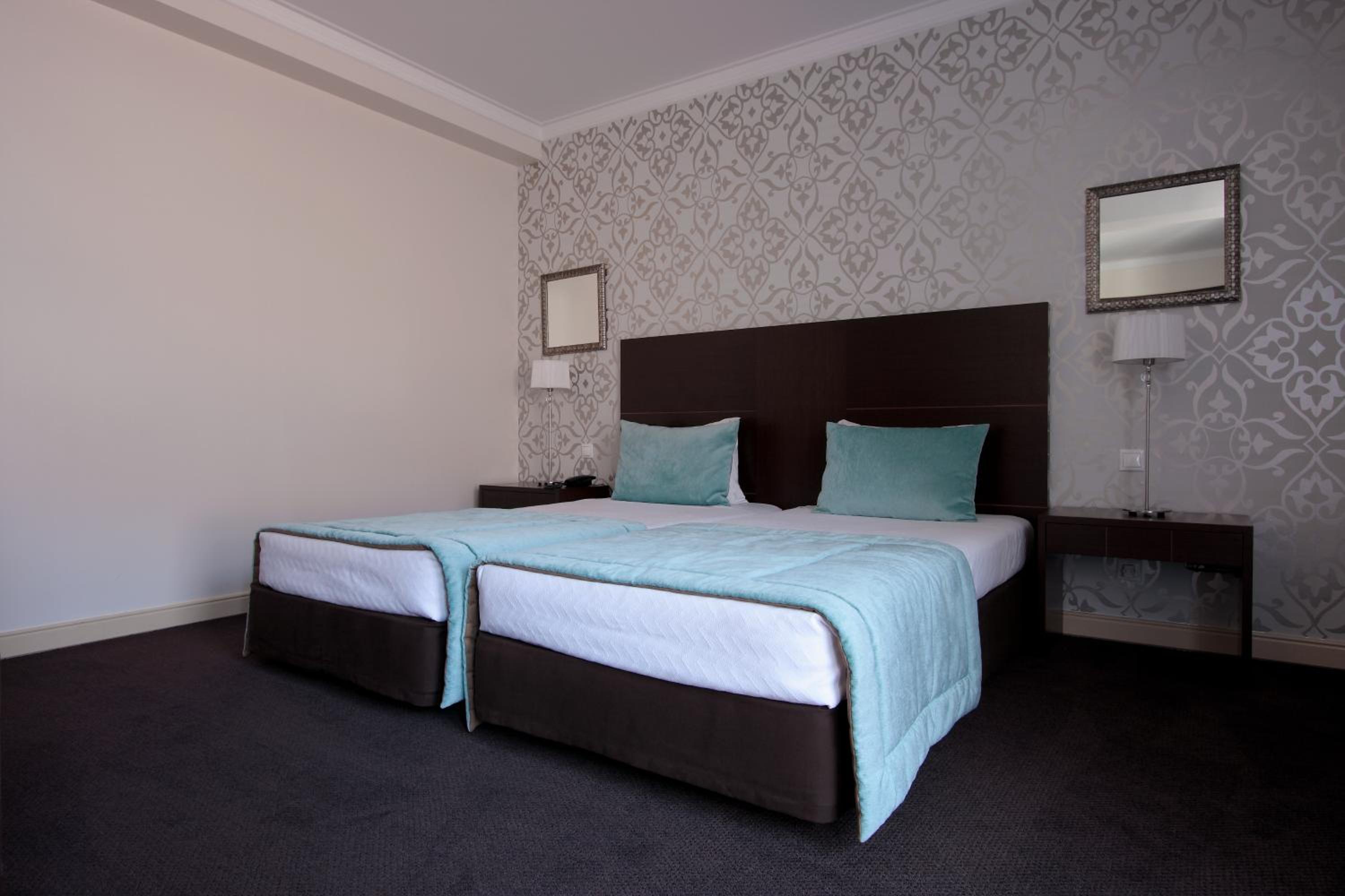 Twin Room - Photo 12