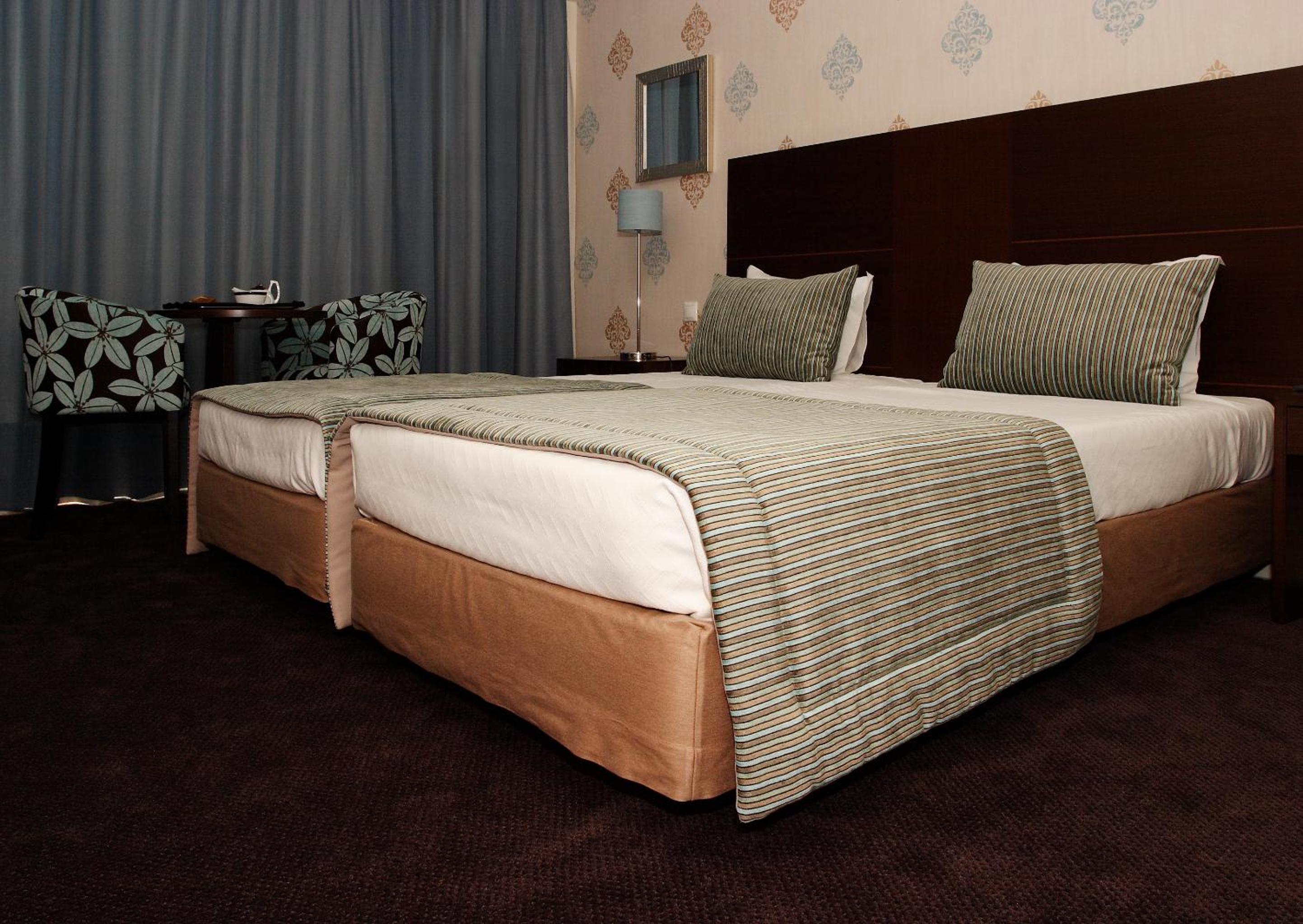 Twin Room - Photo 11