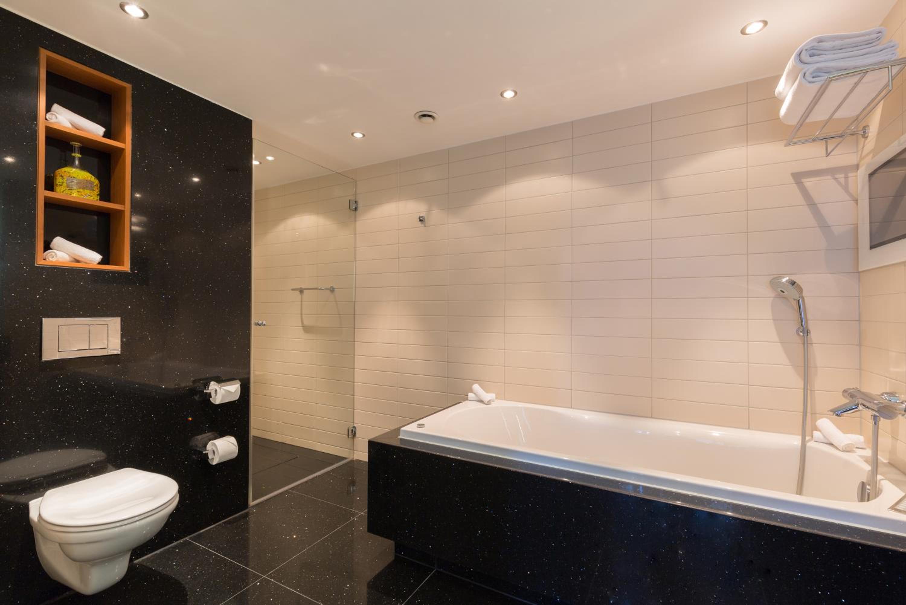 New Amsterdam Suite with Canal View - Photo 4