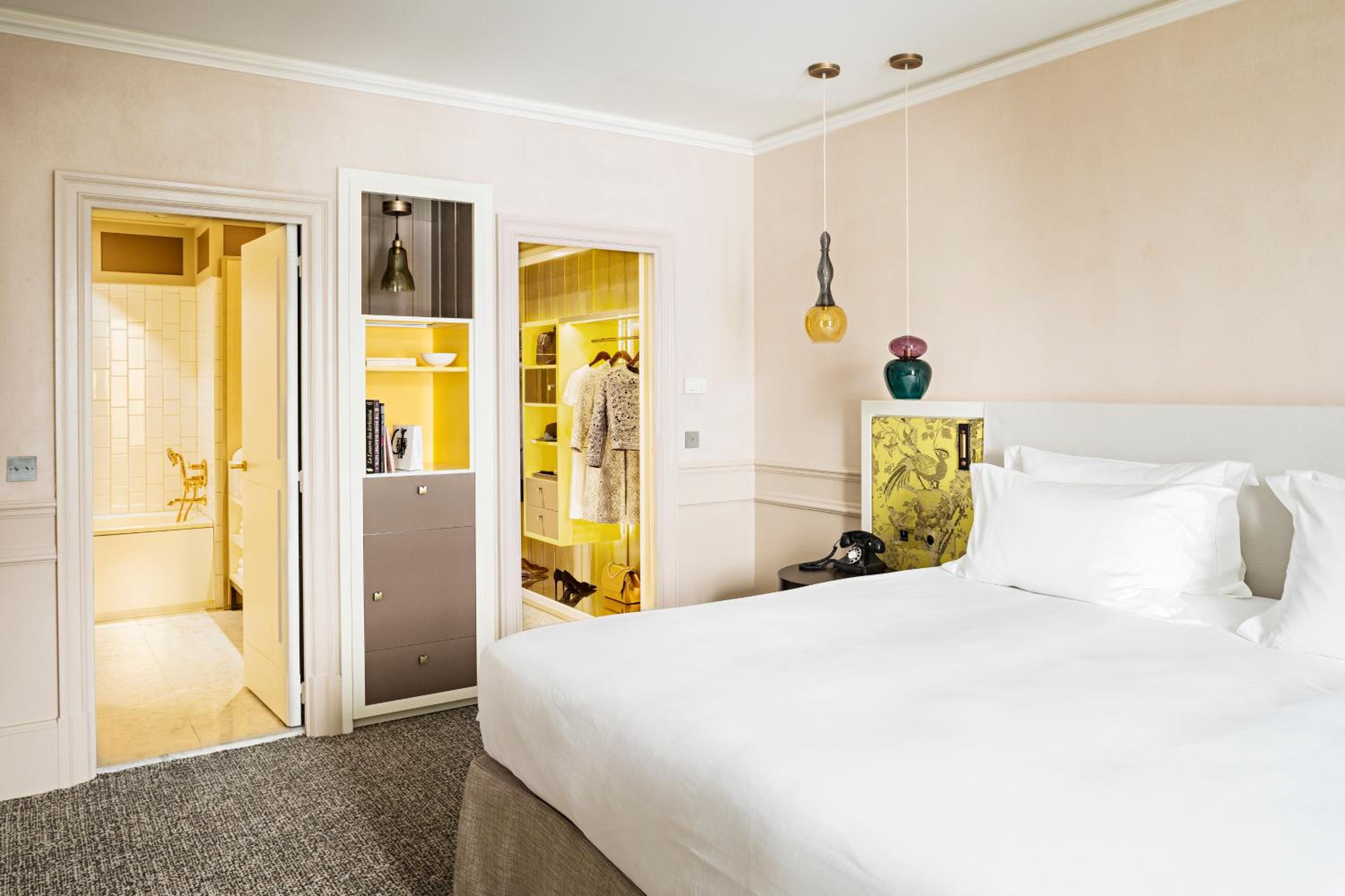 Suite Prestige avec 1 Lit King-Size, 1 Canapé-Lit et Salon Séparé – Vue sur Boulevard ou Rue Scribe Suite Prestige avec 1 Lit King-Size, 1 Canapé-Lit et Salon Séparé – Vue sur Boulevard ou Rue Scribe