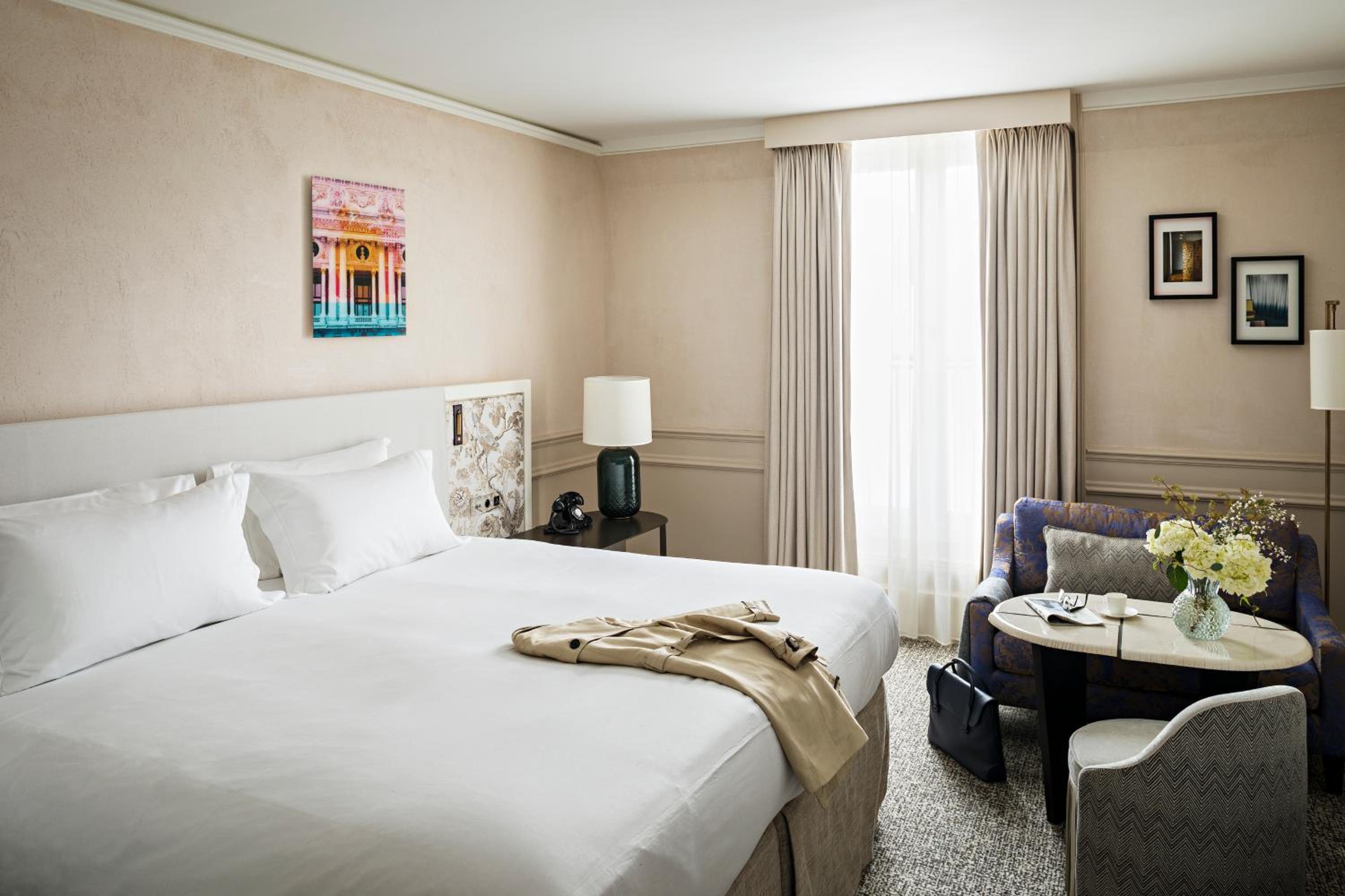 Chambre de Luxe avec 1 Lit Queen-Size – Vue sur Cour ou Rue Scribe