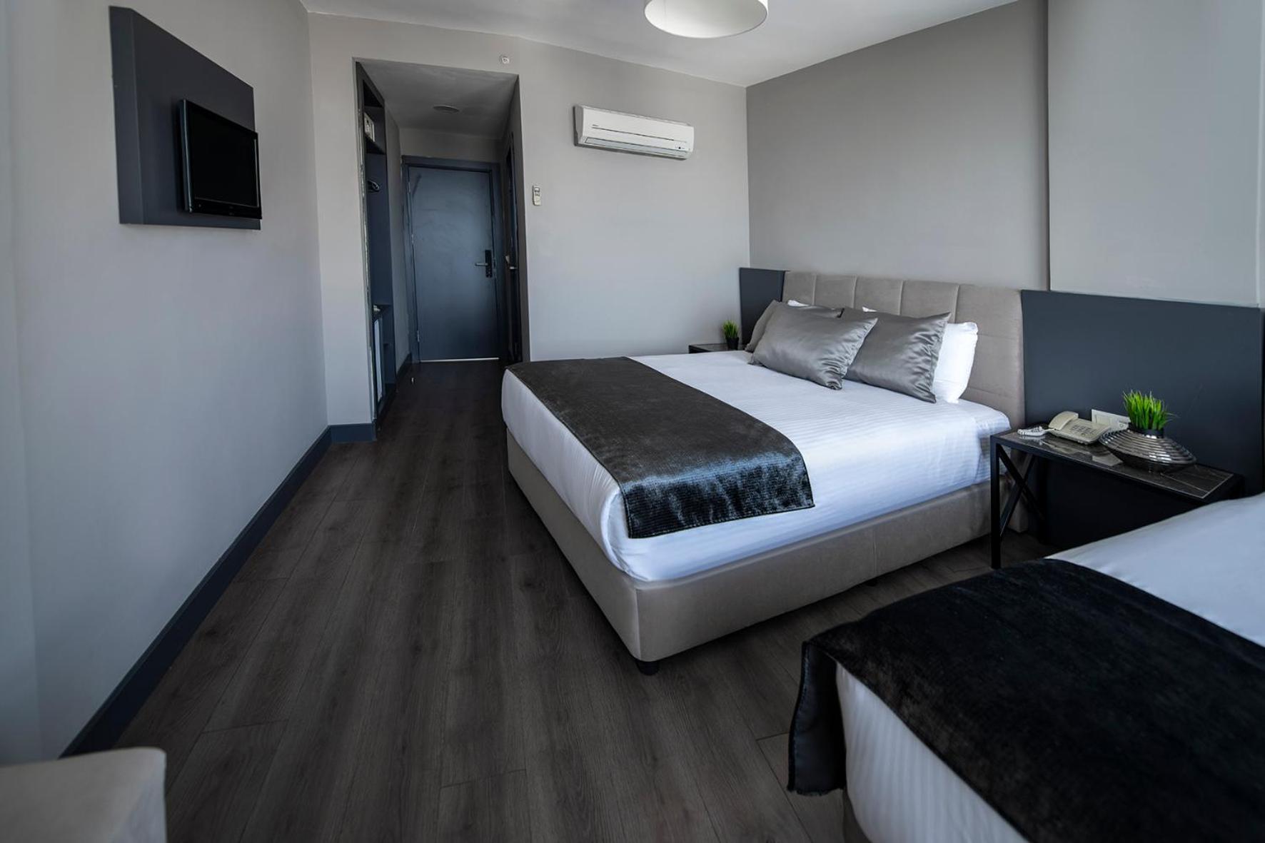 Room with Side Sea View thumbnail 6