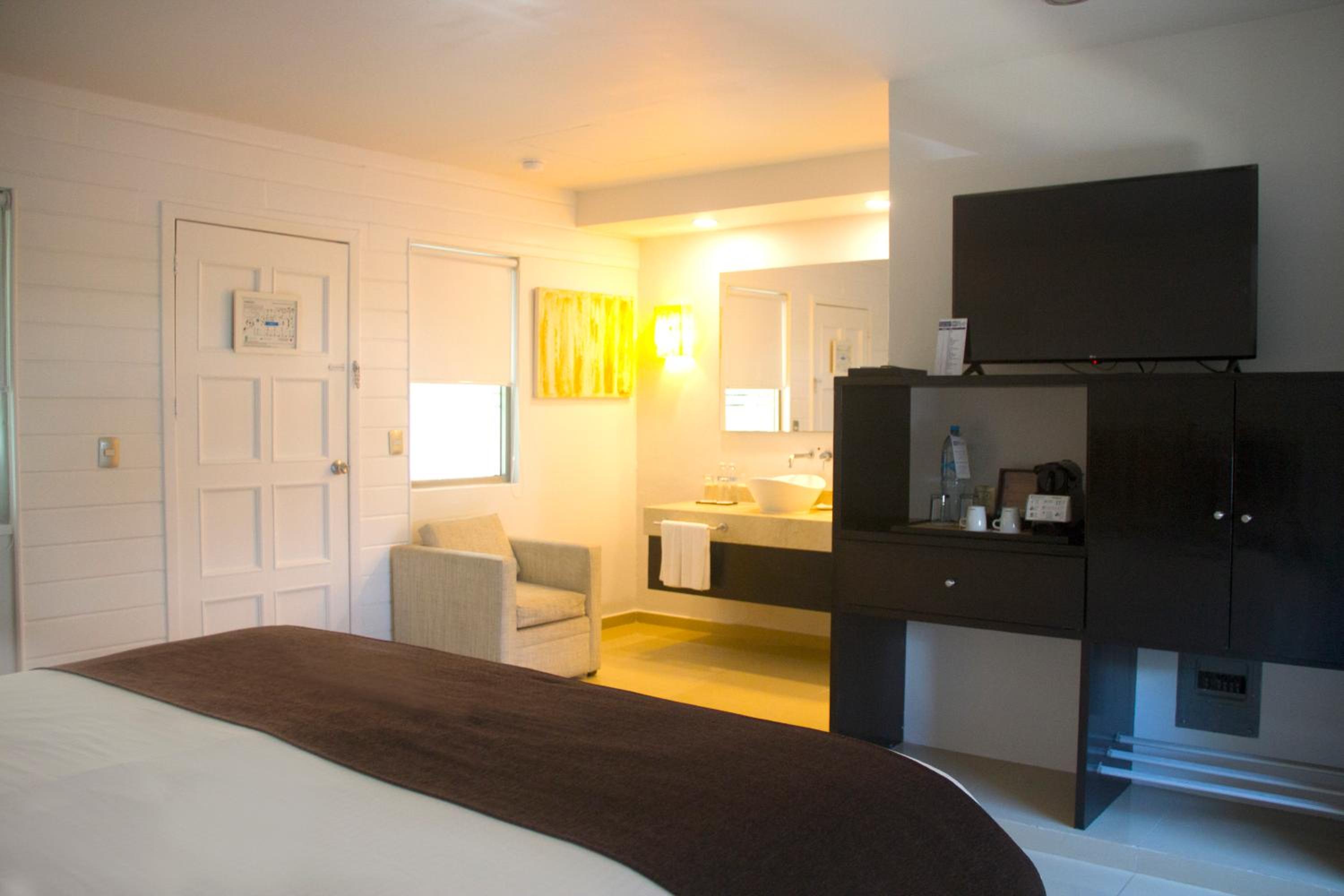  King Size Bed Buffet Breakfast, Spa Access and Daily Massage for Couples - Photo 4