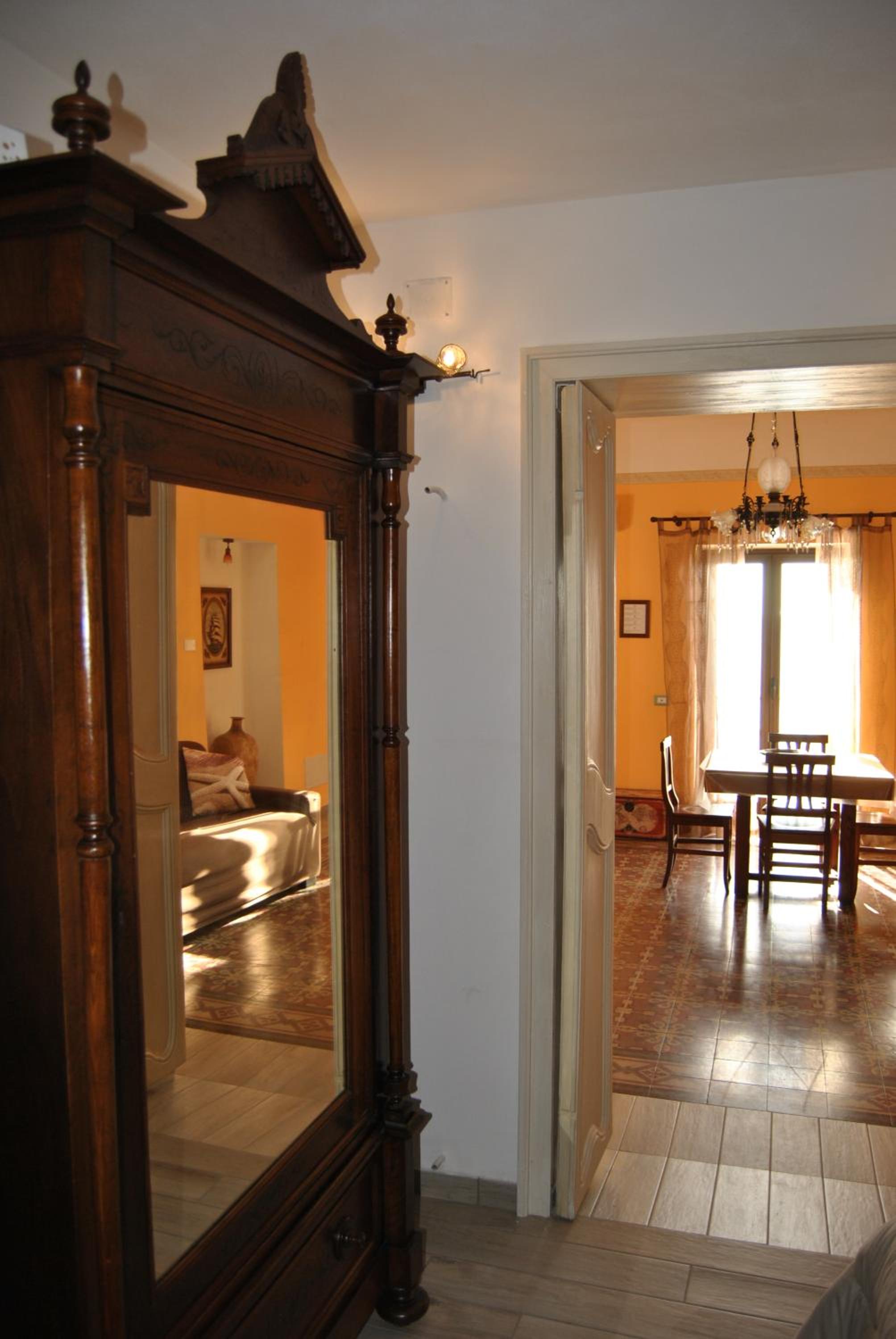 One-Bedroom Apartment with Balcony and Sea View - Photo 16