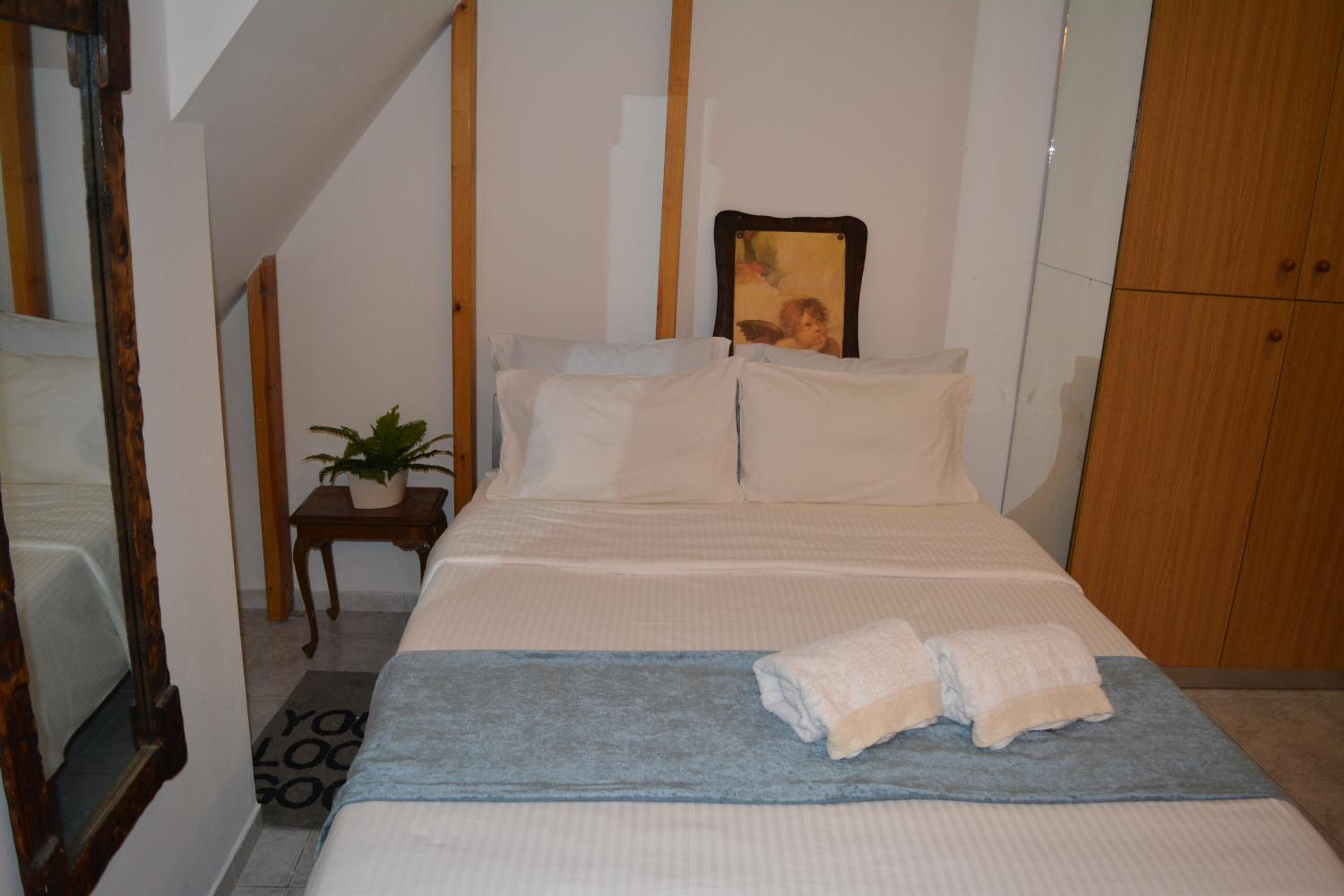 Studio Apartment - Photo 1