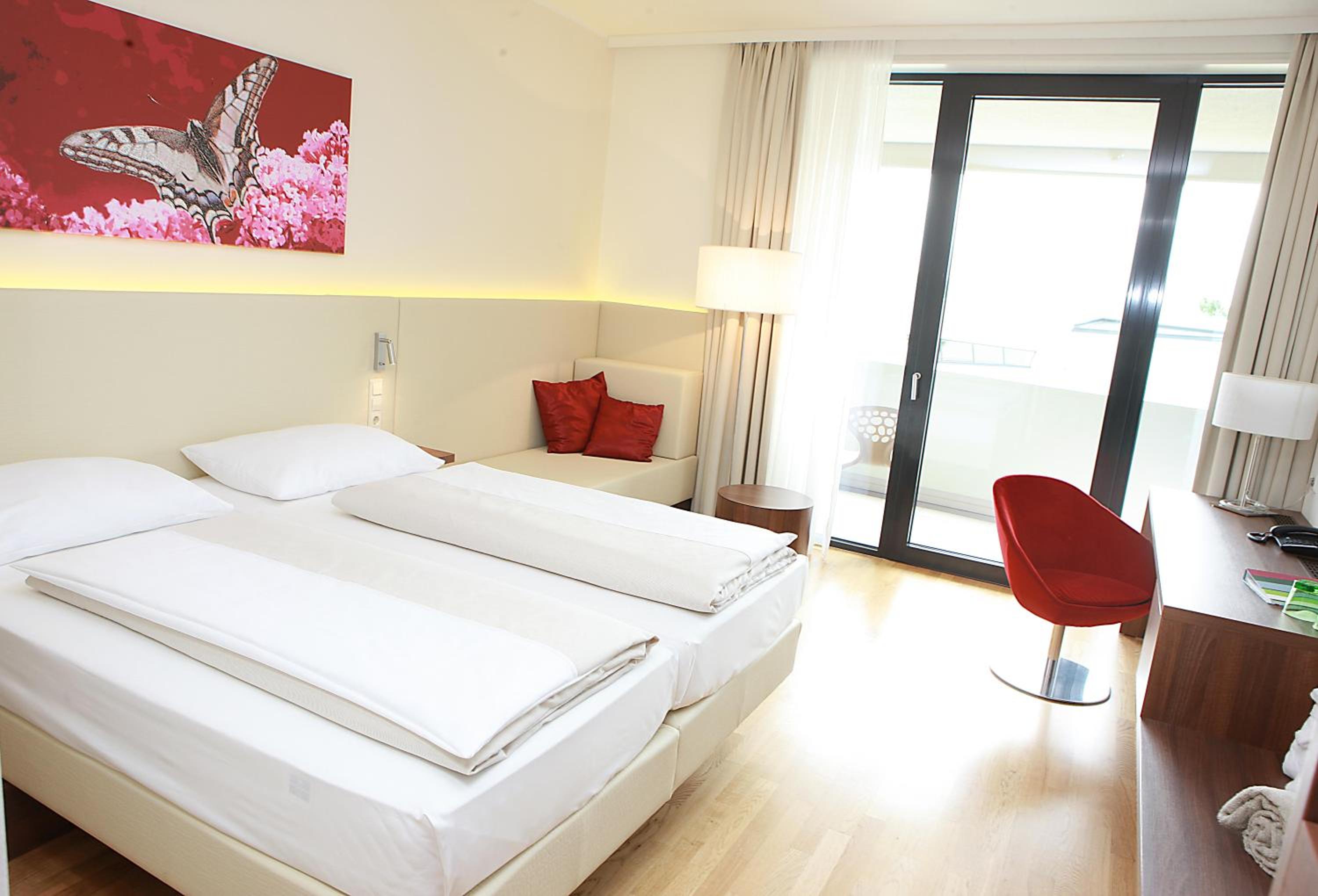 Double Room with Pool View - Photo 3