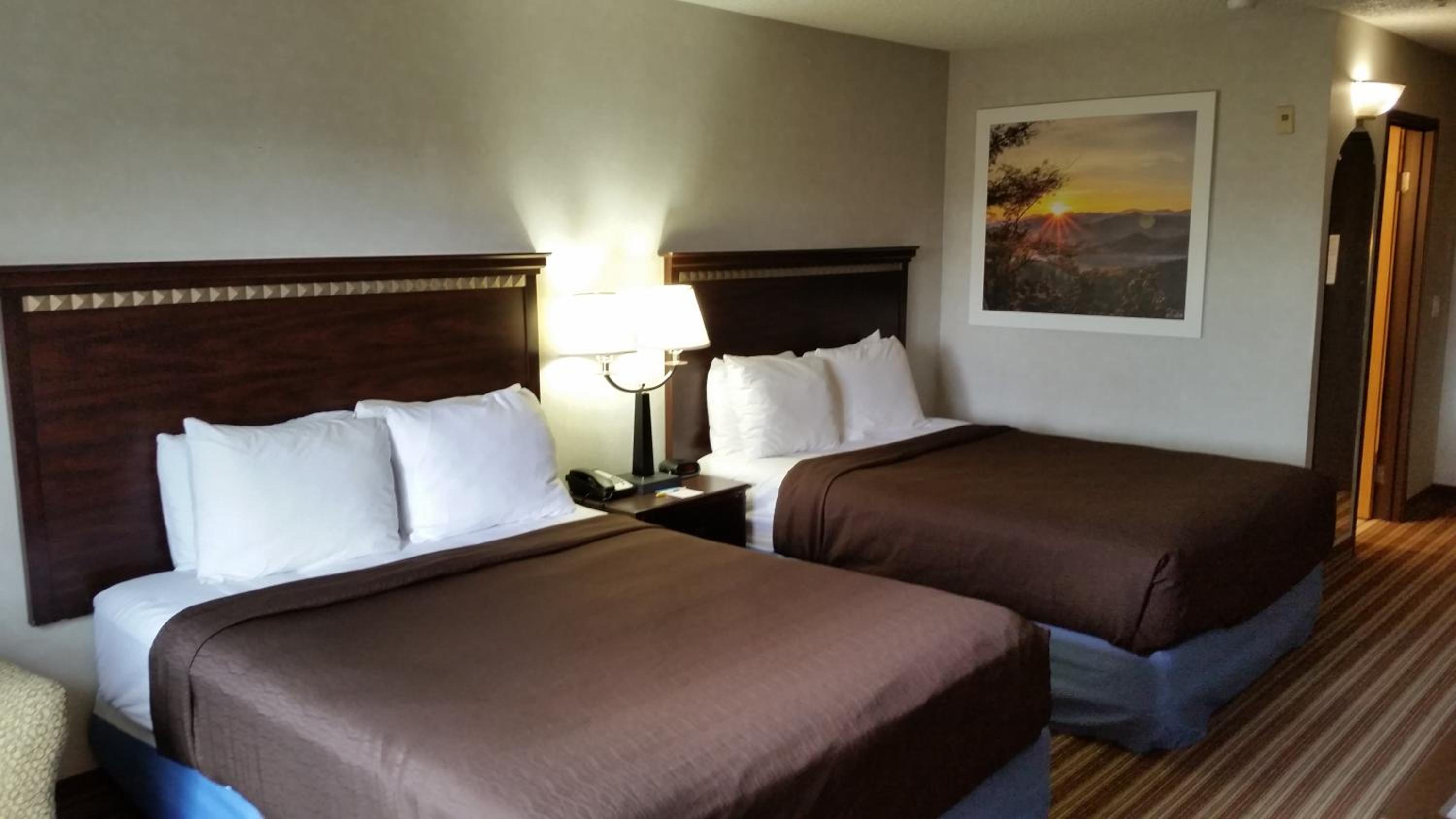 Queen Room with Two Queen Beds - Non-Smoking - Photo 2