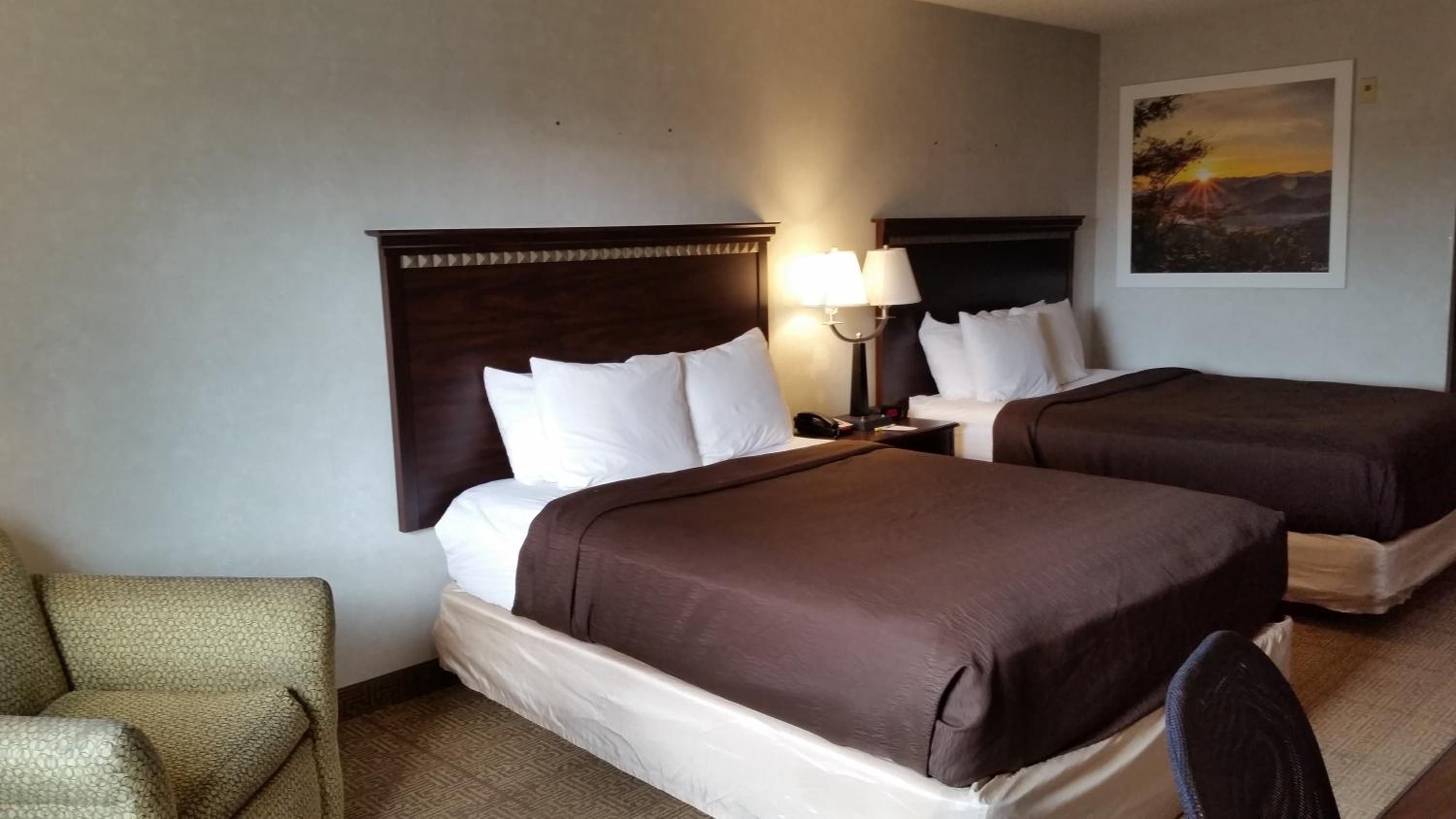 Deluxe Queen Room with Two Queen Beds - Non-Smoking - Photo 3