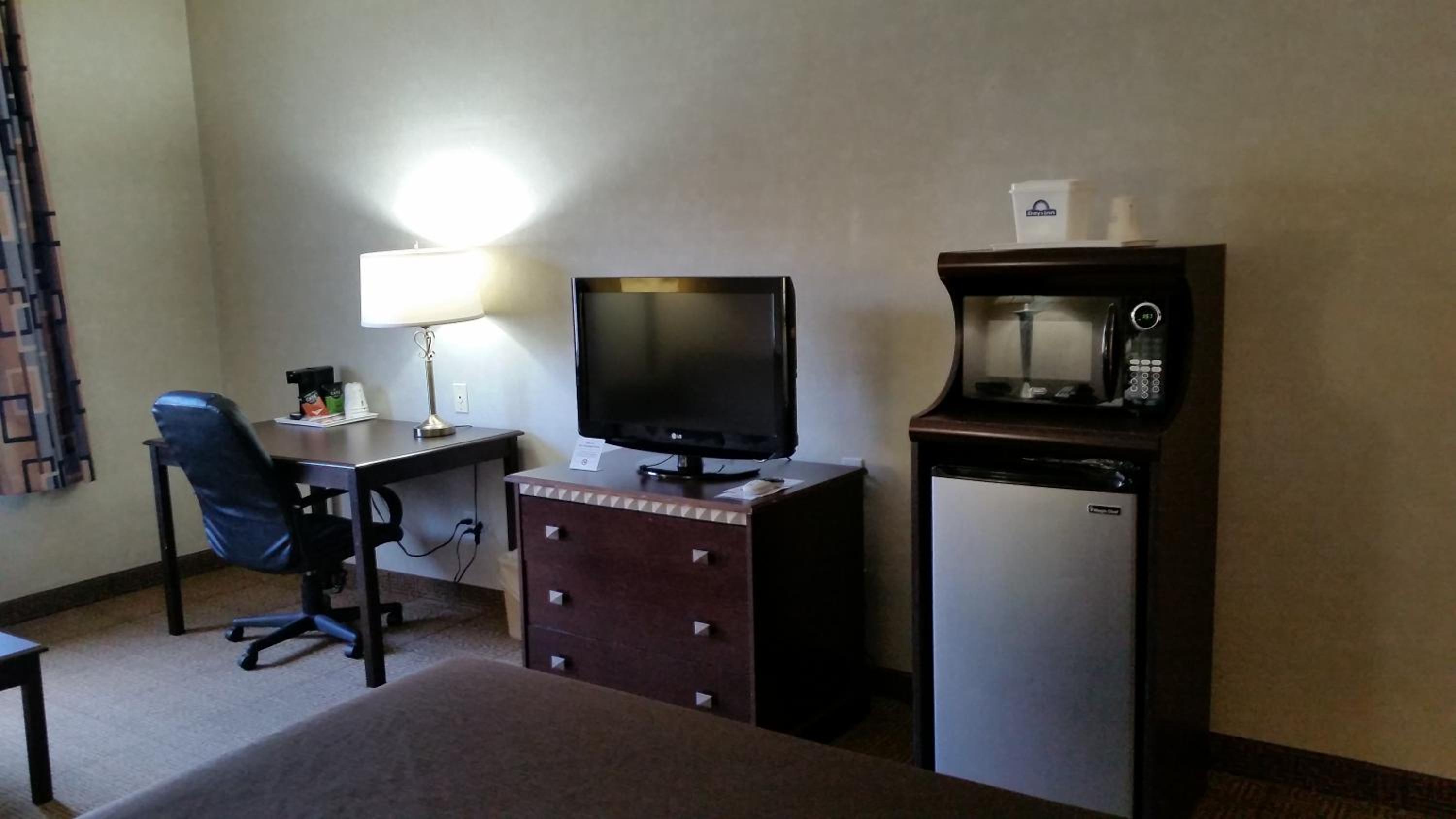 King Suite - Non-Smoking - Photo 2
