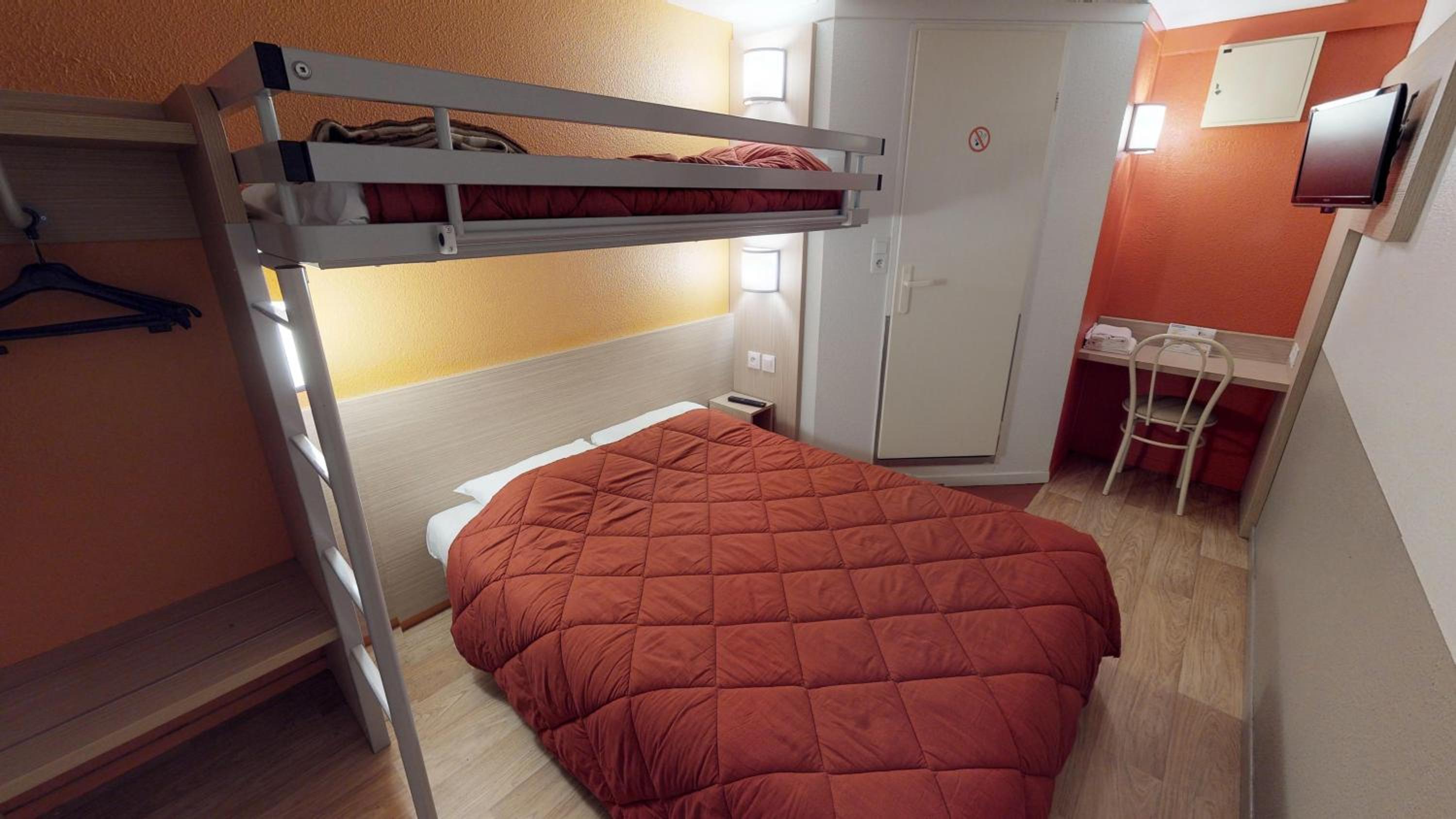 Triple Room (1 Double Bed + 1 Bunk Bed) photo 2