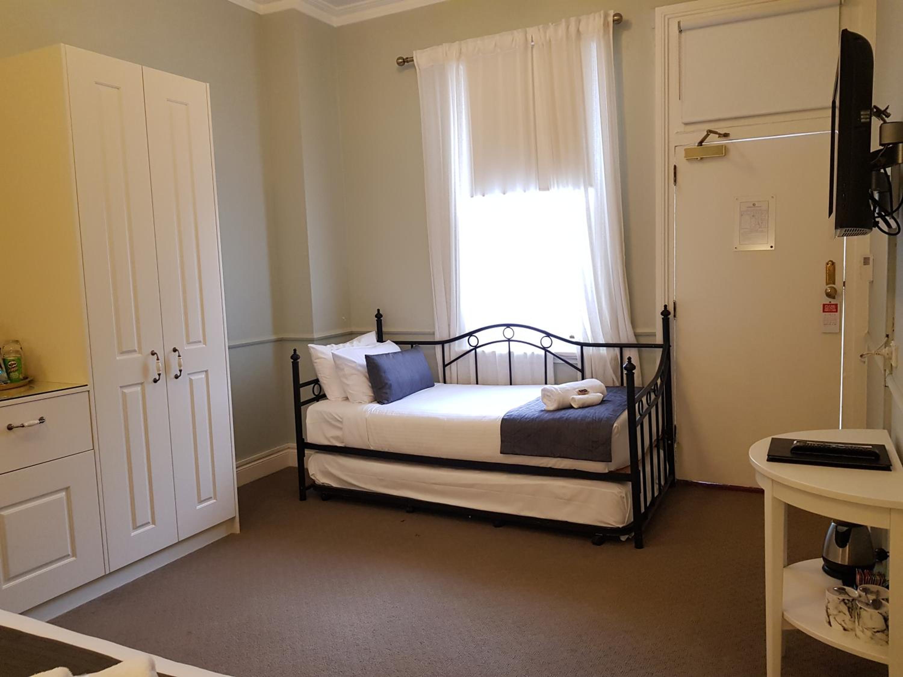 Standard King or Twin Room thumbnail 5