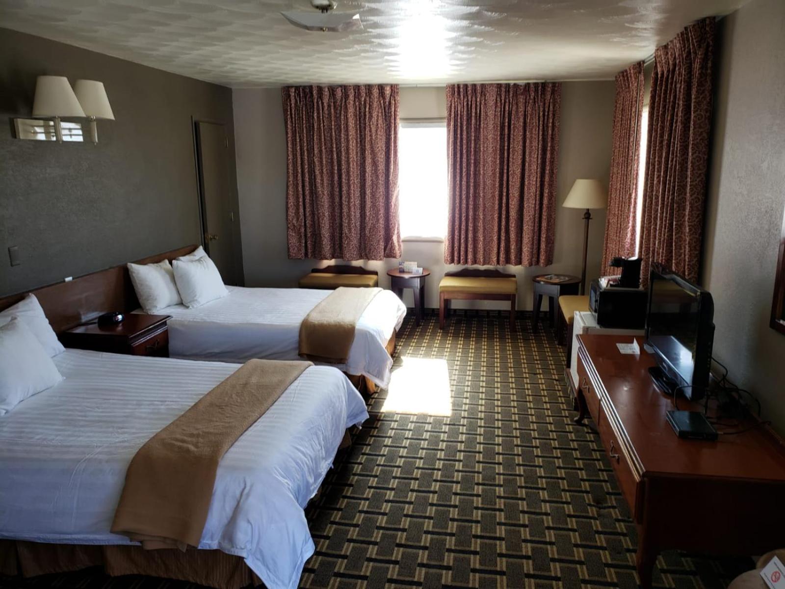 Queen Room With Two Queen Beds - Non-Smoking photo 1
