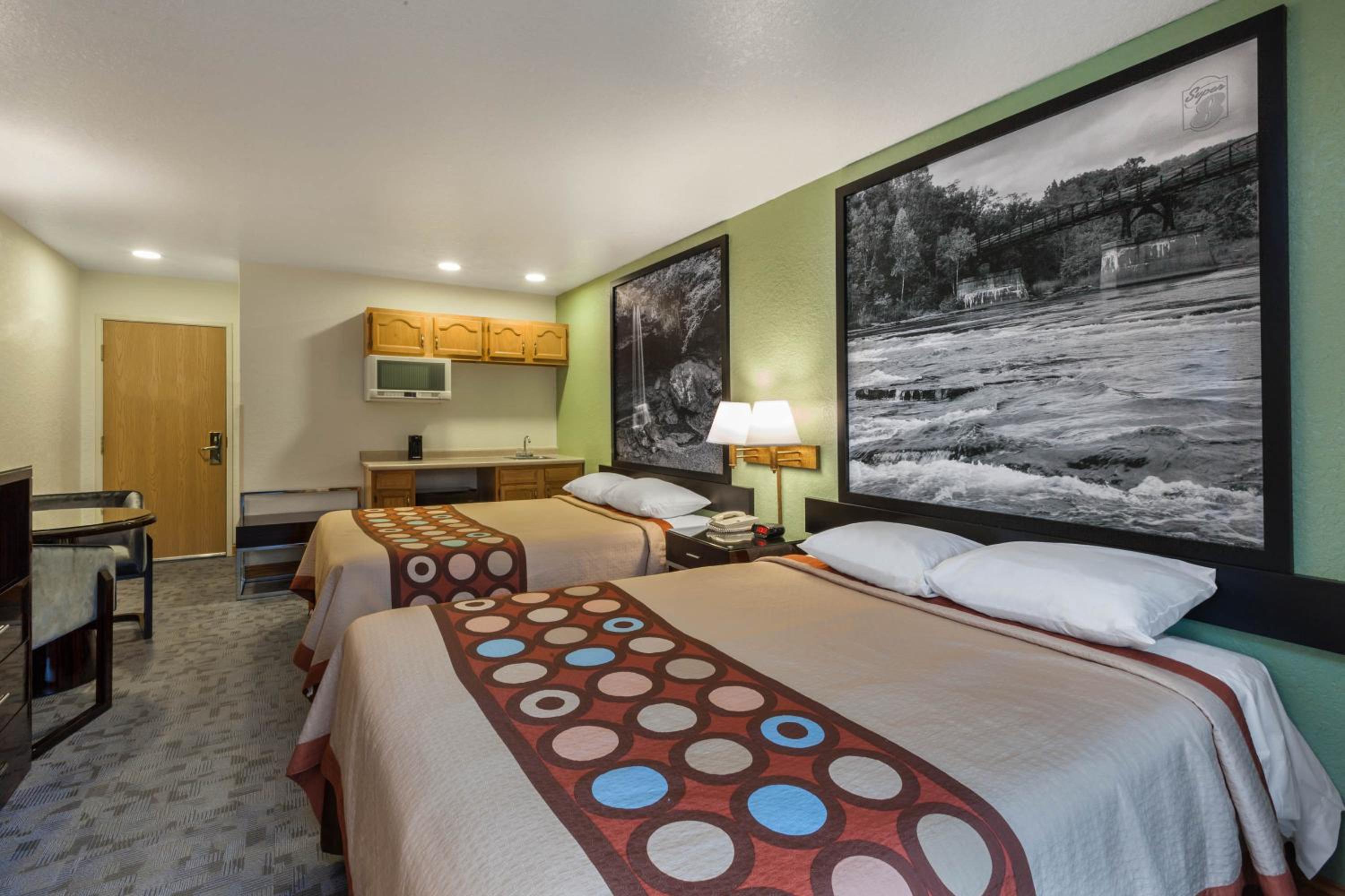 Deluxe Queen Room with Two Queen Beds - Non-Smoking - Photo 7