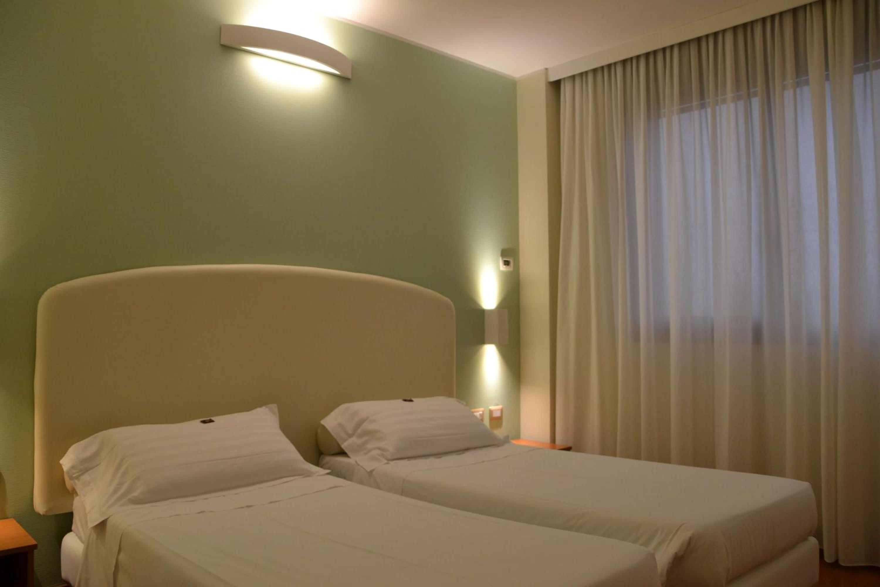 Standard Twin Room - Photo 1
