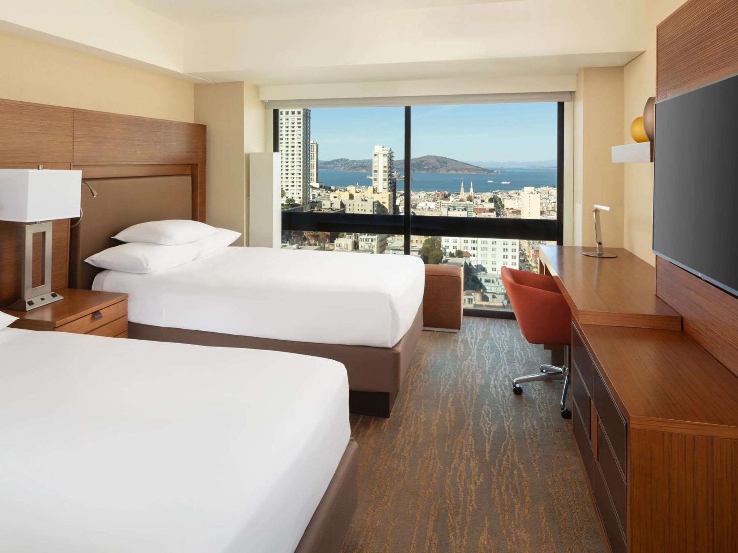 Double Room with Two Double Beds and Bay View - Photo 11