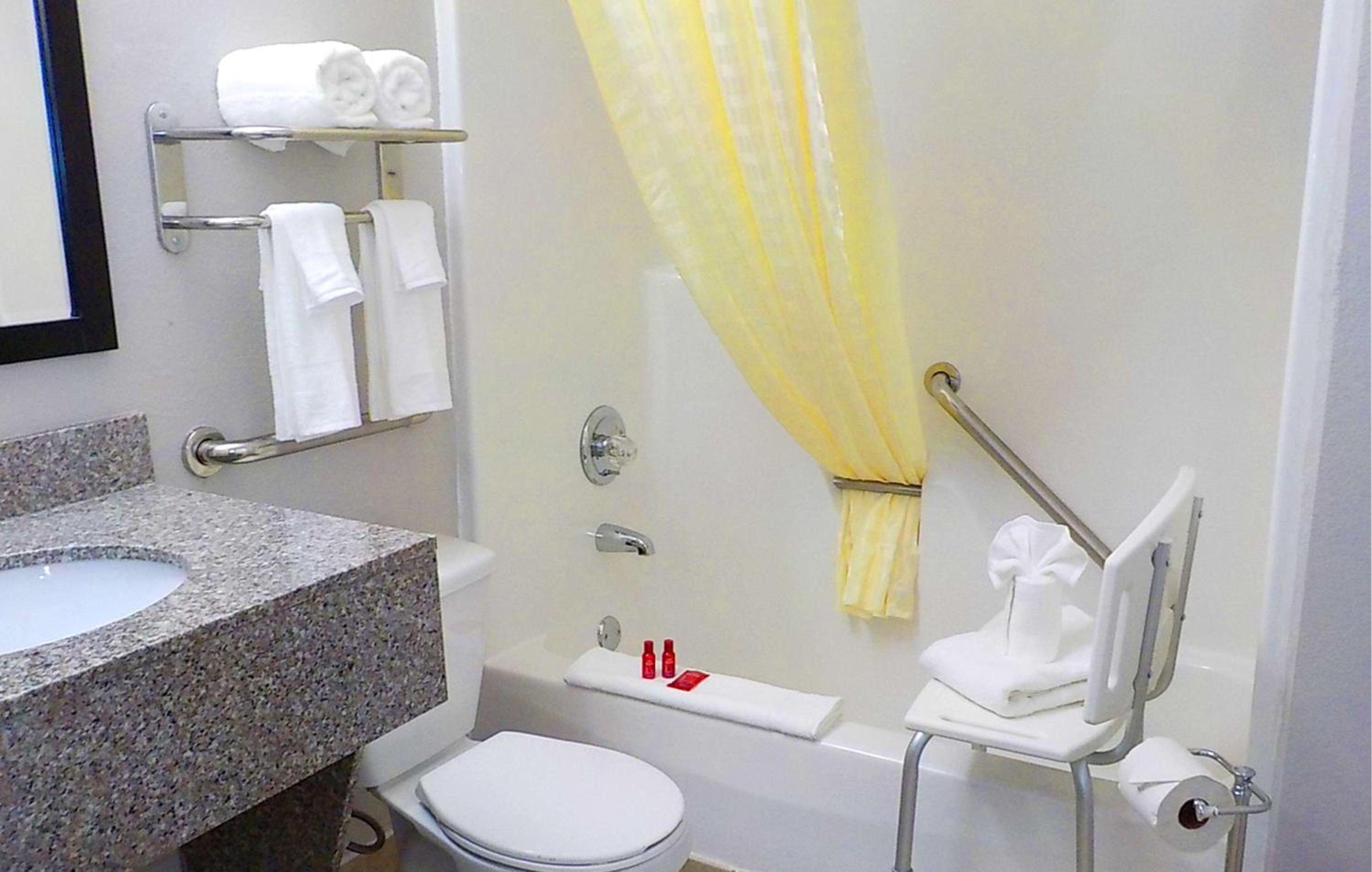 Double Room with Two Double Beds and Bath Tub - Mobility Access photo 2