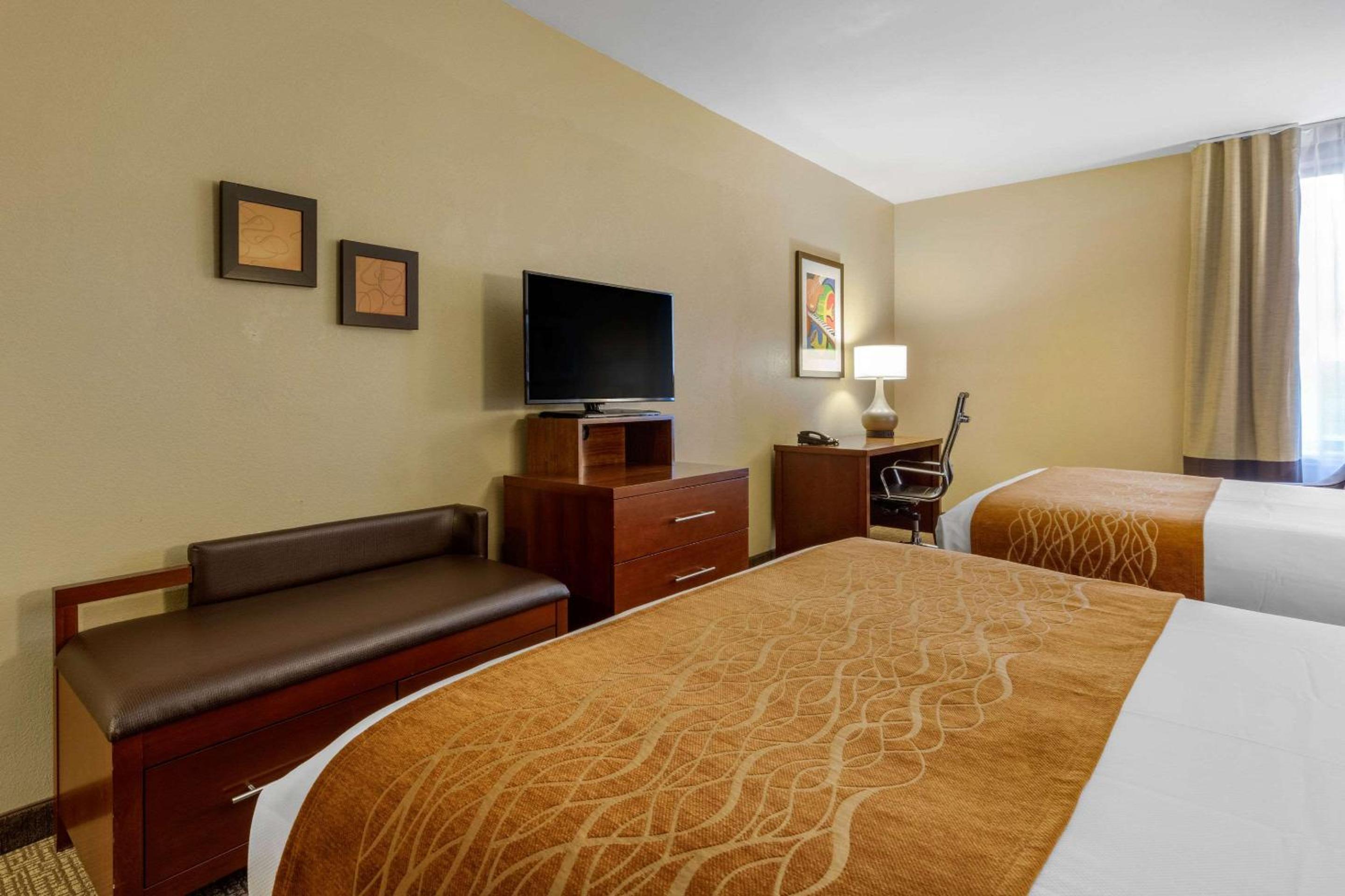 Queen Room with Two Queen Beds - Non-Smoking photo 3