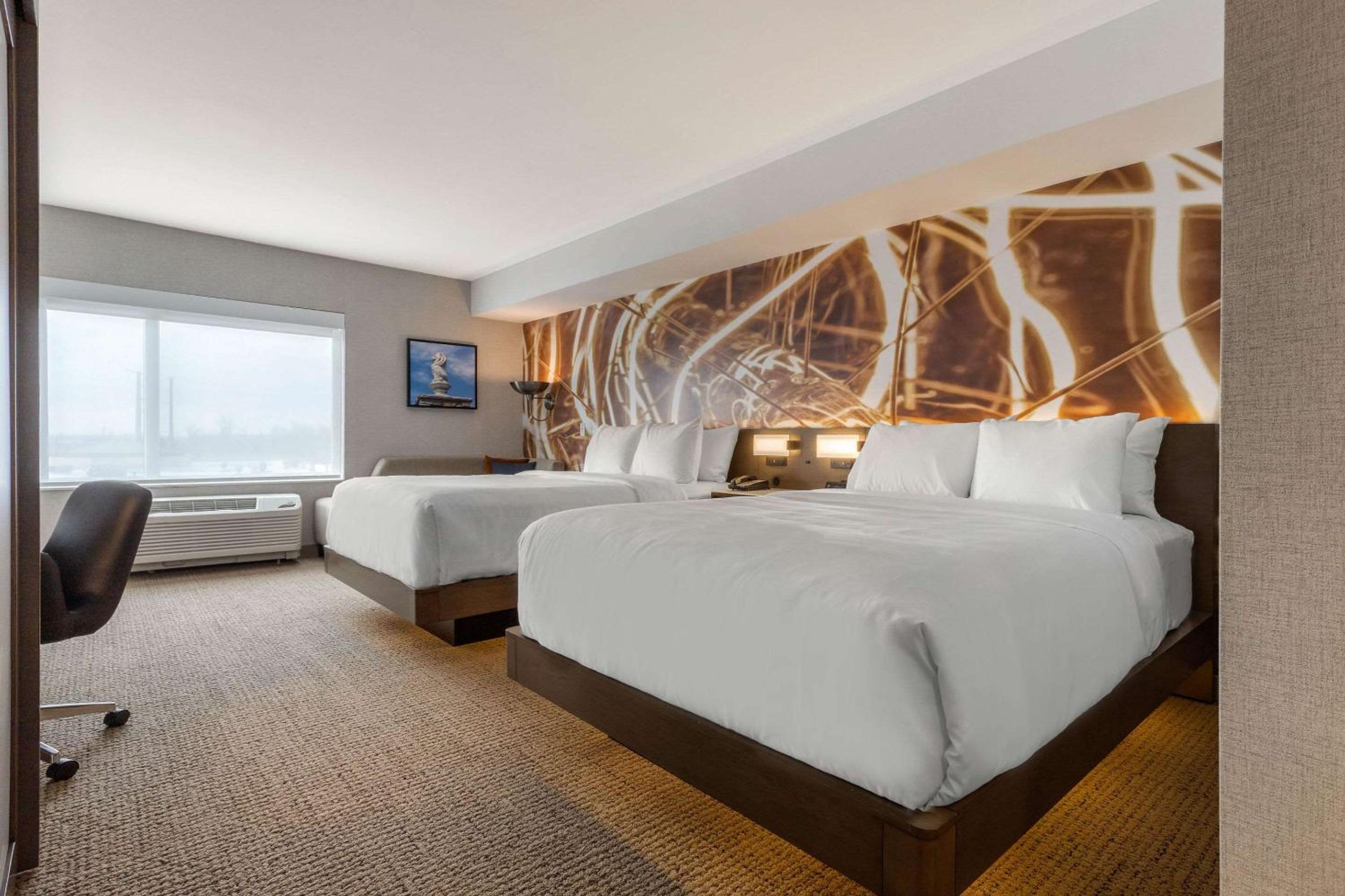 Queen Room with 2 Queen Beds photo 2