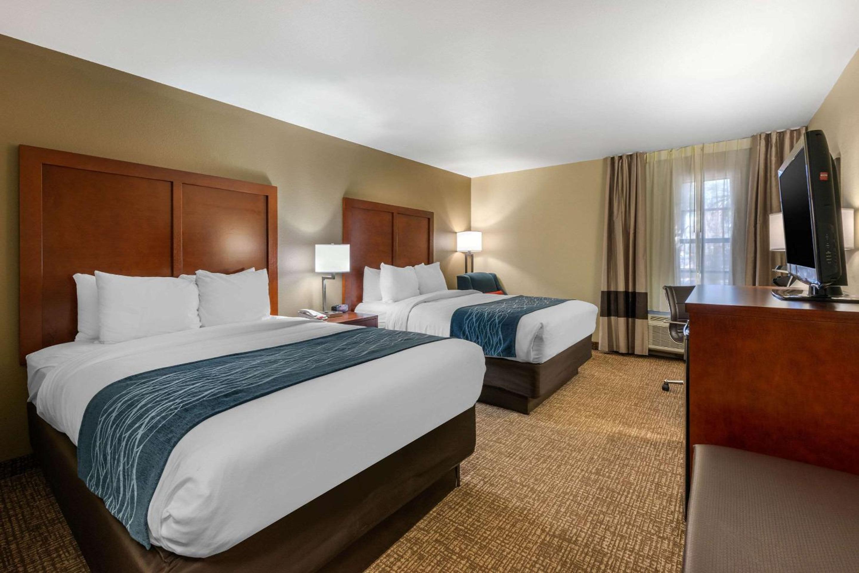 Queen Room with Two Queen Beds - Non-Smoking - Photo 1