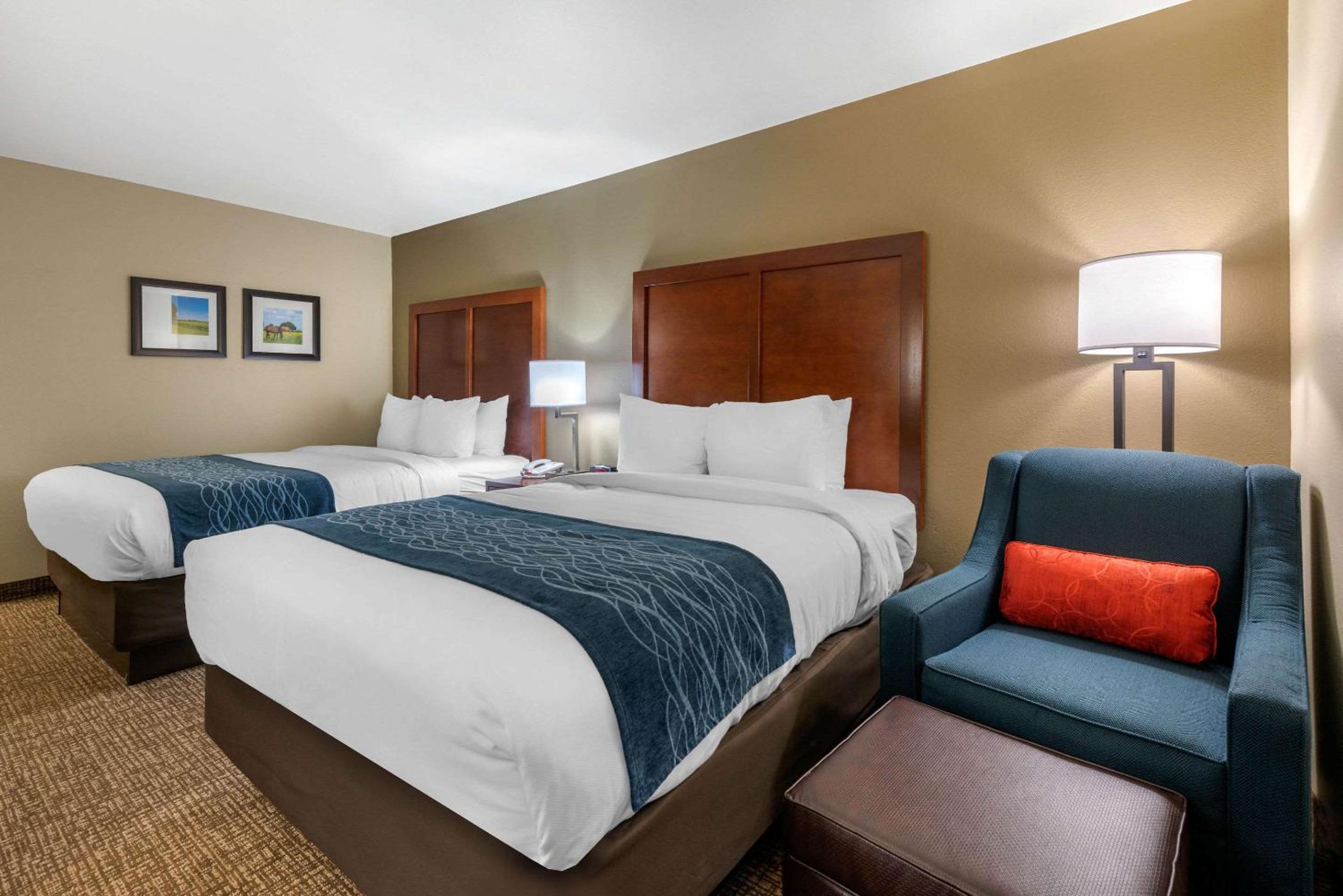 Queen Room with Two Queen Beds - Non-Smoking - Photo 5