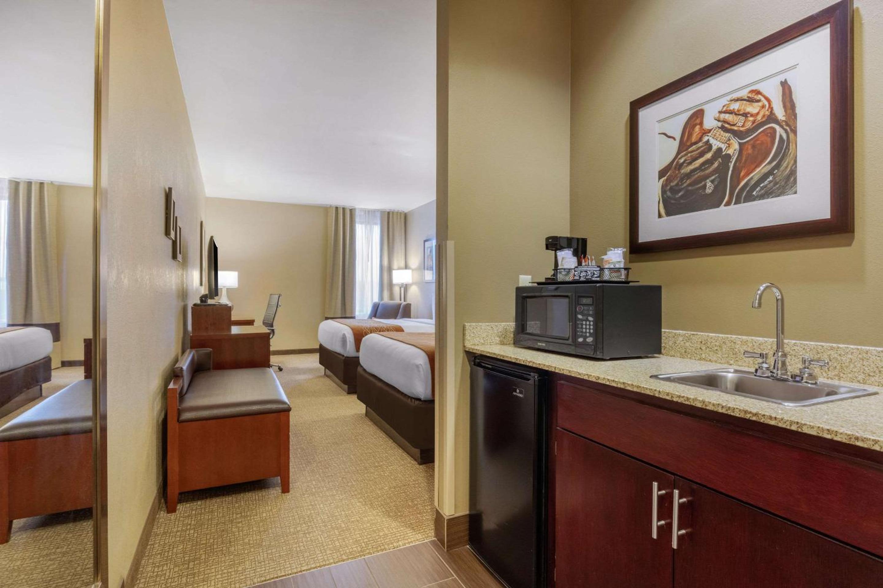Queen Room with Two Queen Beds - Non-Smoking photo 2