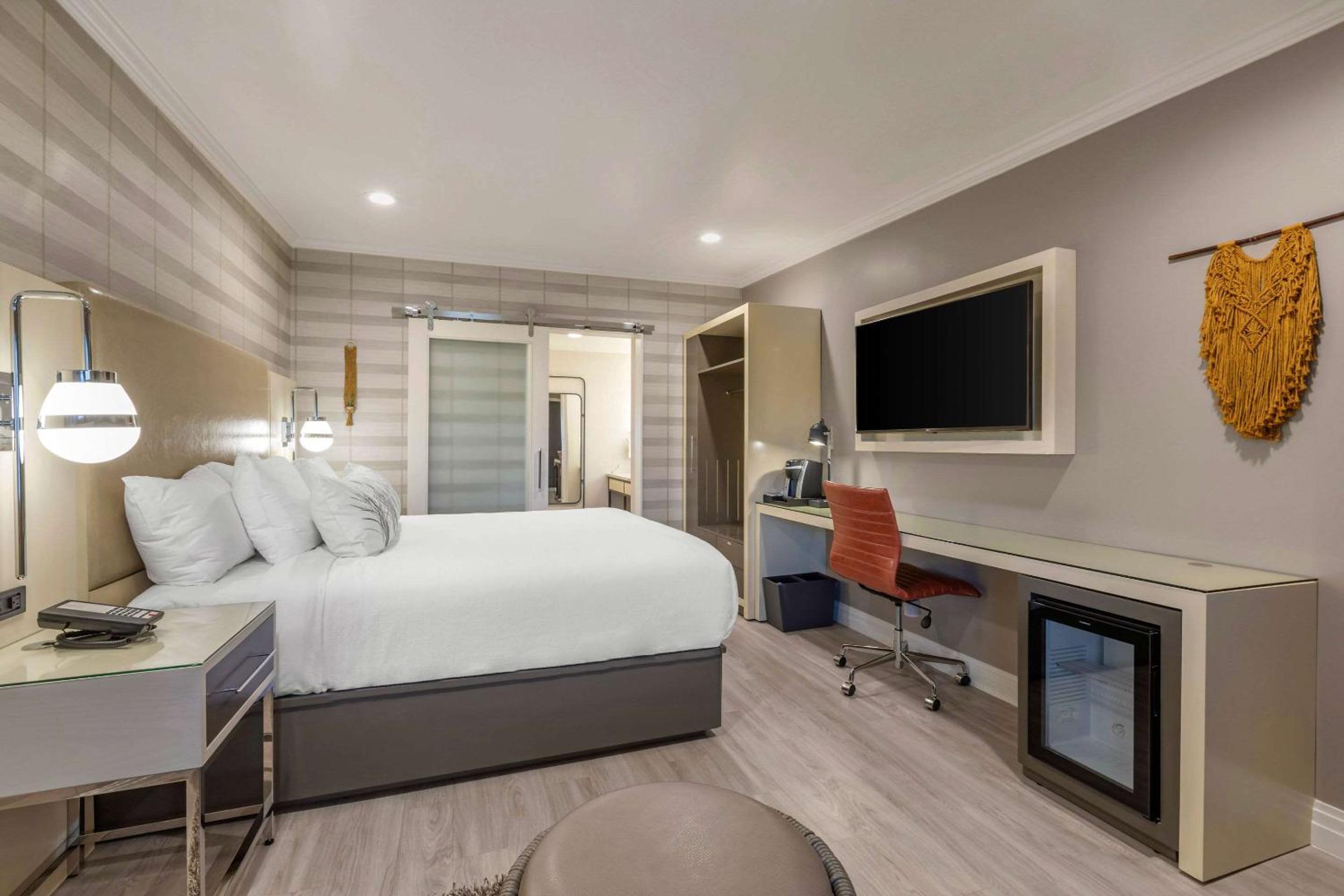 Standard Room, 1 King Bed, Accessible Tub, Non Smoking photo 3
