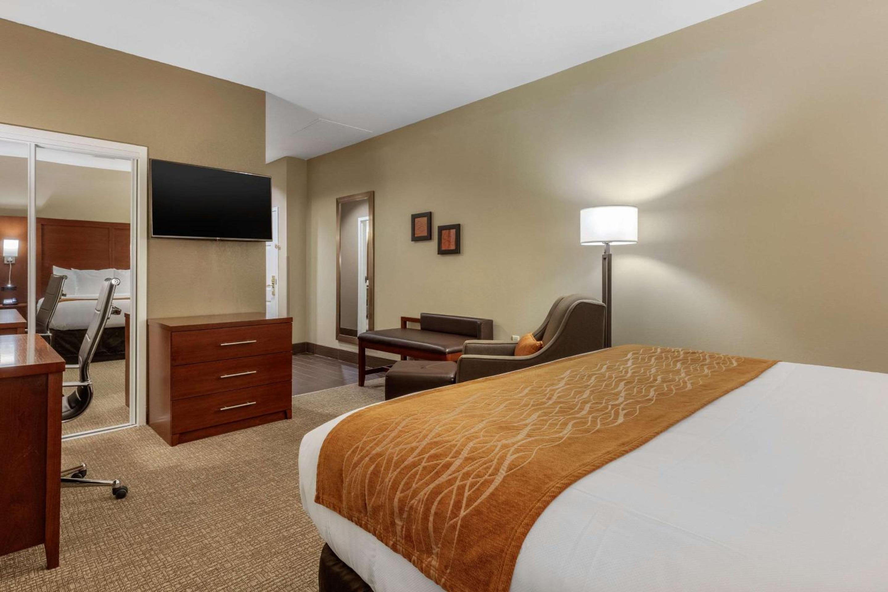 Superior Business King Room - Non-Smoking photo 2