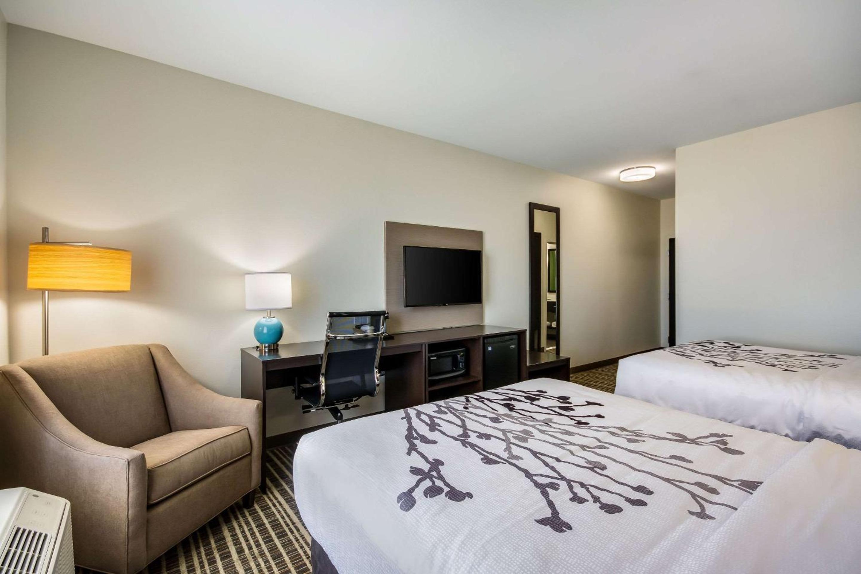 Queen Room with Two Queen Beds - Non-Smoking photo 1