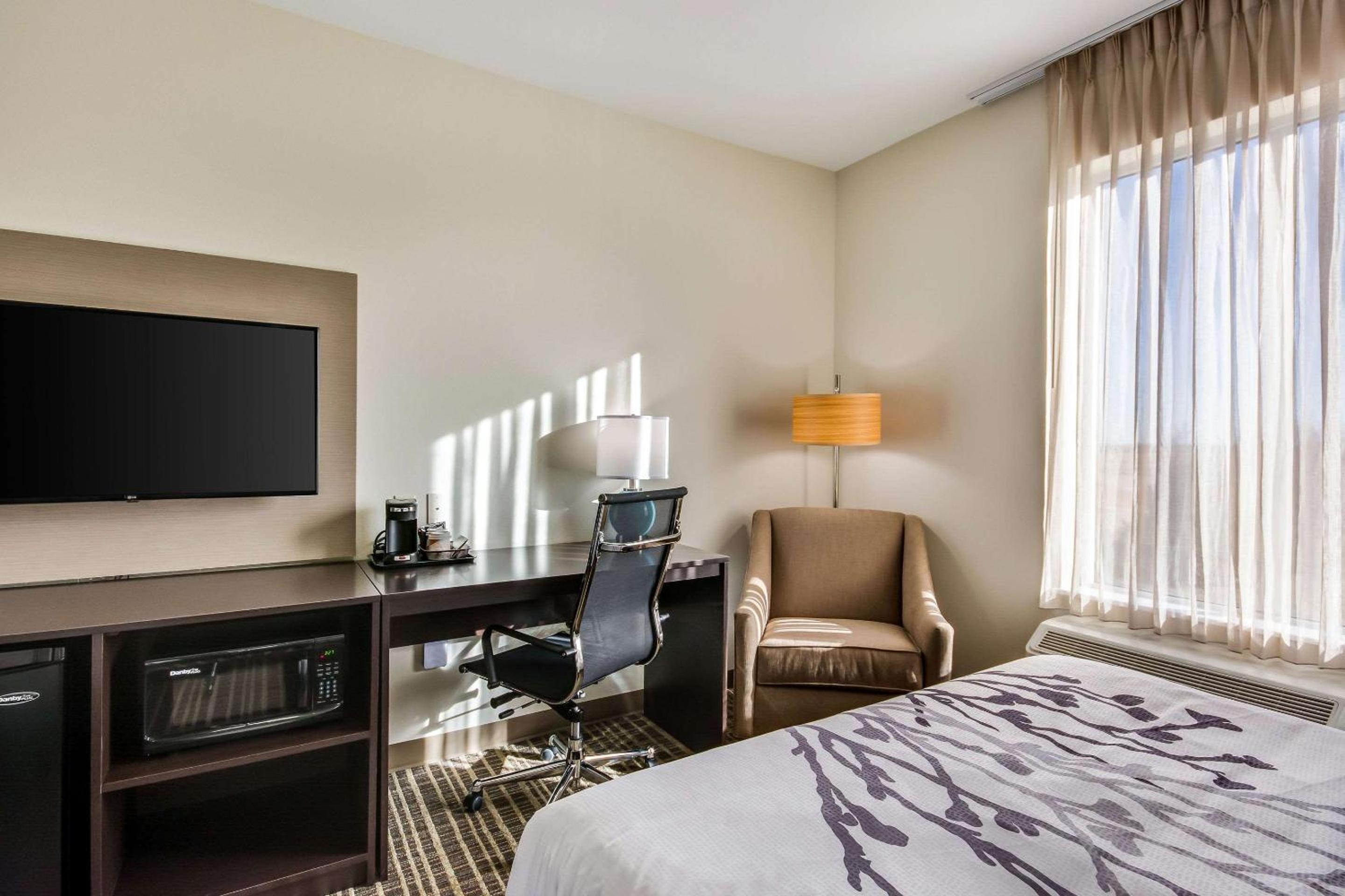 Deluxe Queen Room with Two Queen Beds - Non-Smoking photo 3