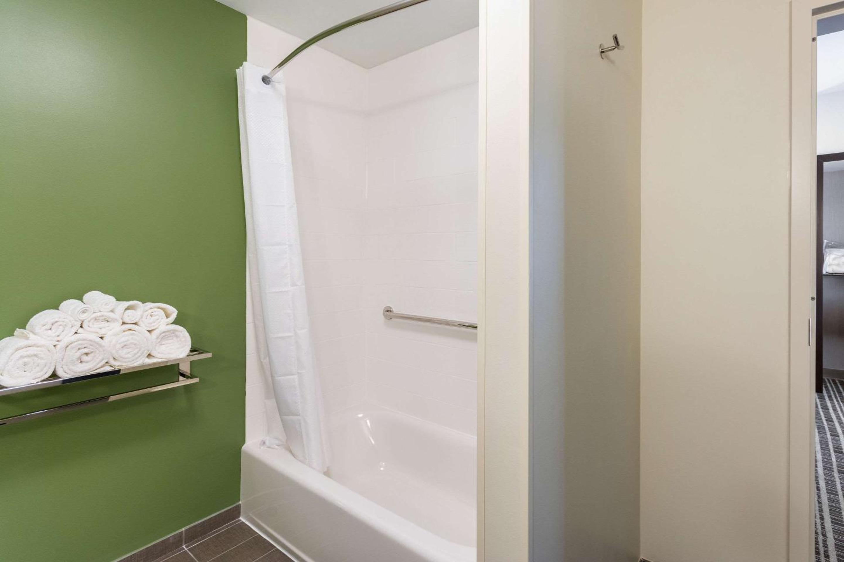 King Suite - Accessible/Non-Smoking photo 2