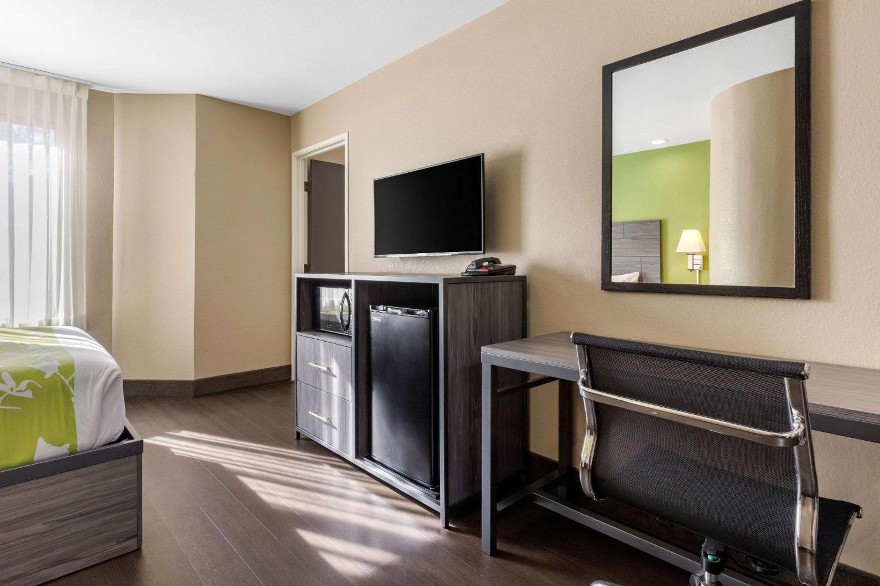 Executive Queen Room with Two Queen Beds - Non-Smoking - Photo 12