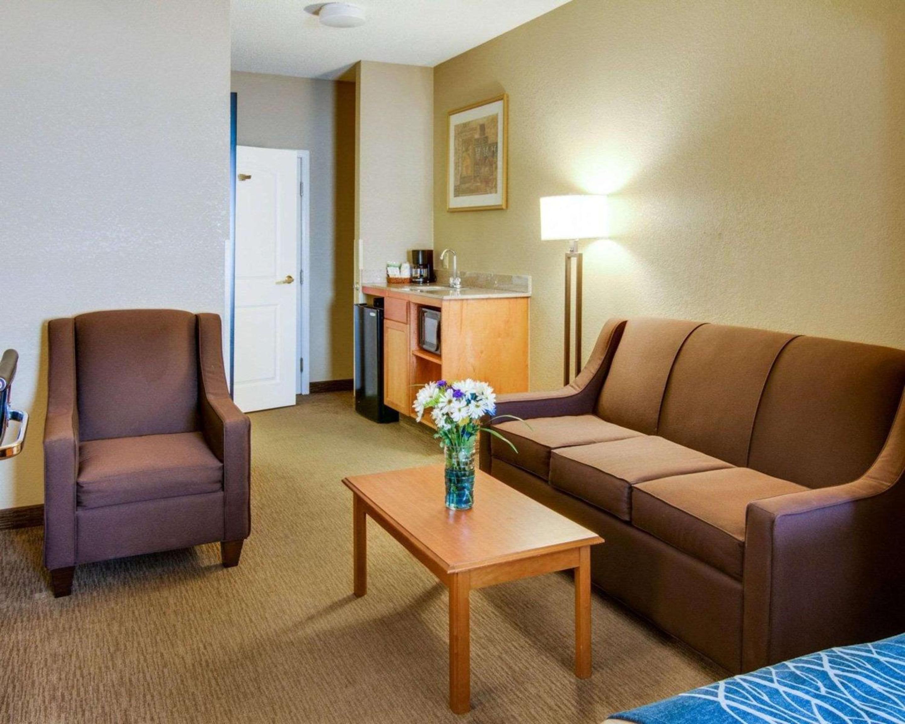 Queen Suite with Two Queen Beds - Non-Smoking - Photo 2