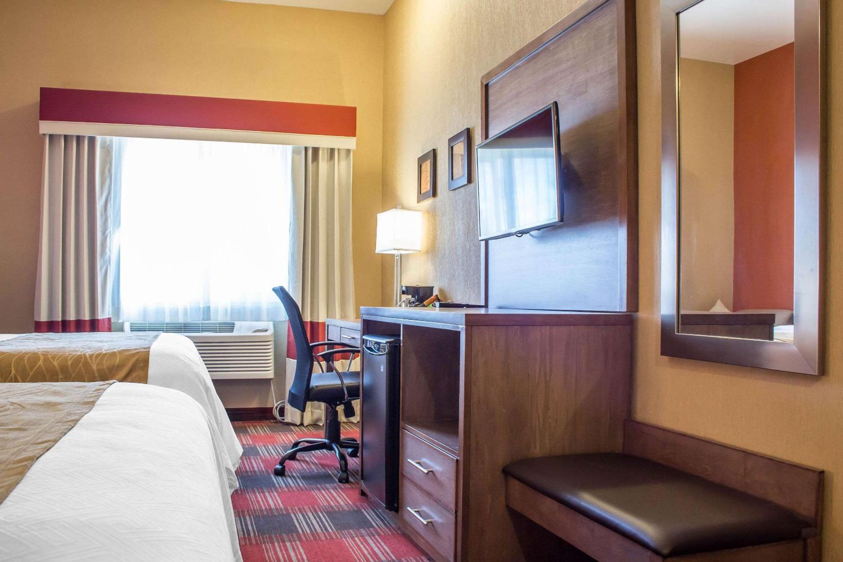 Queen Room with Two Queen Beds and Refrigerator - Non-Smoking - Photo 7