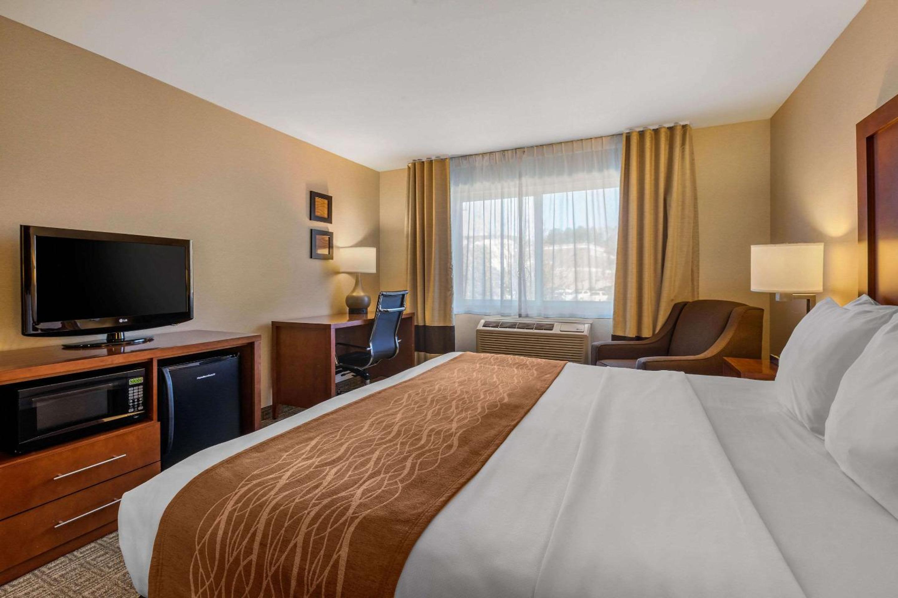 Standard Room, 1 King Bed, Non-Smoking - Photo 7