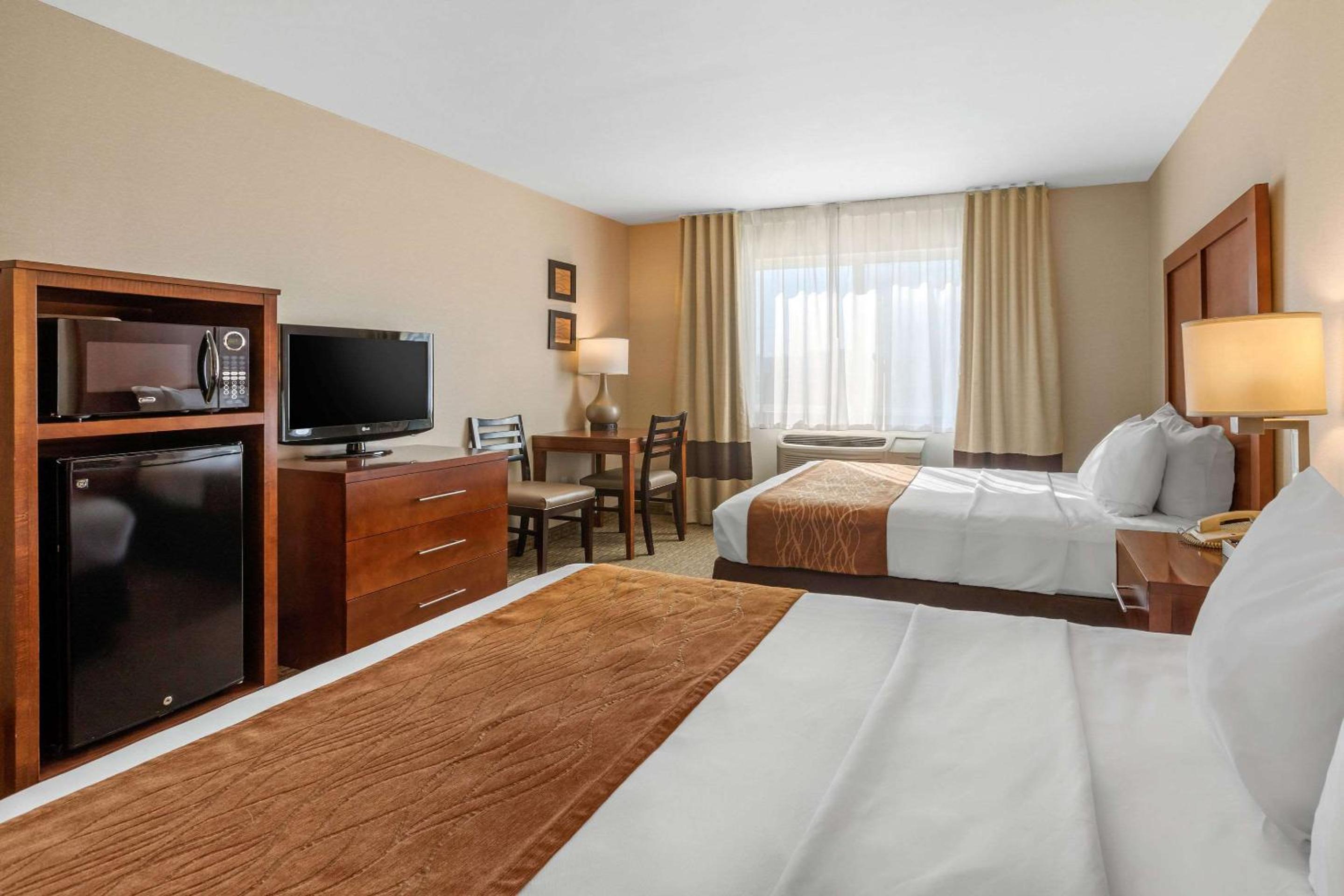 Standard Room, 2 Queen Beds, Non-Smoking - Photo 2