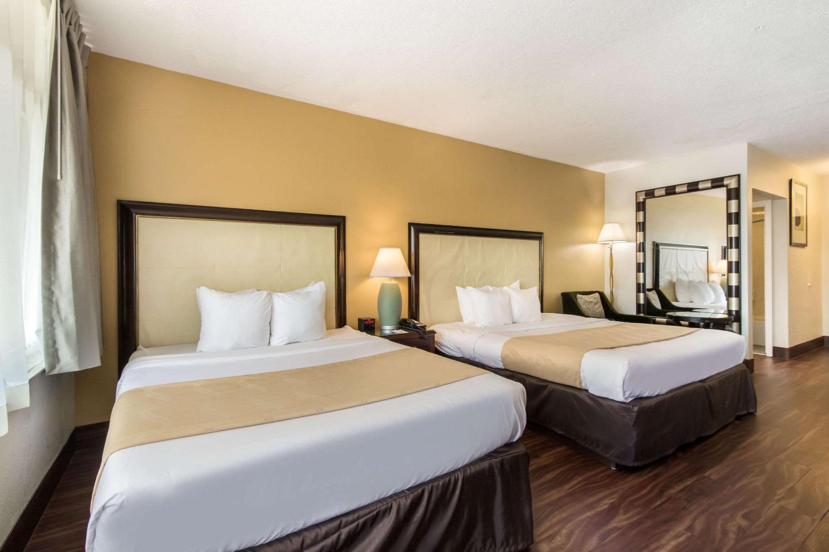 1 King Bed And 1 Queen Bed- Non-Smoking photo 1