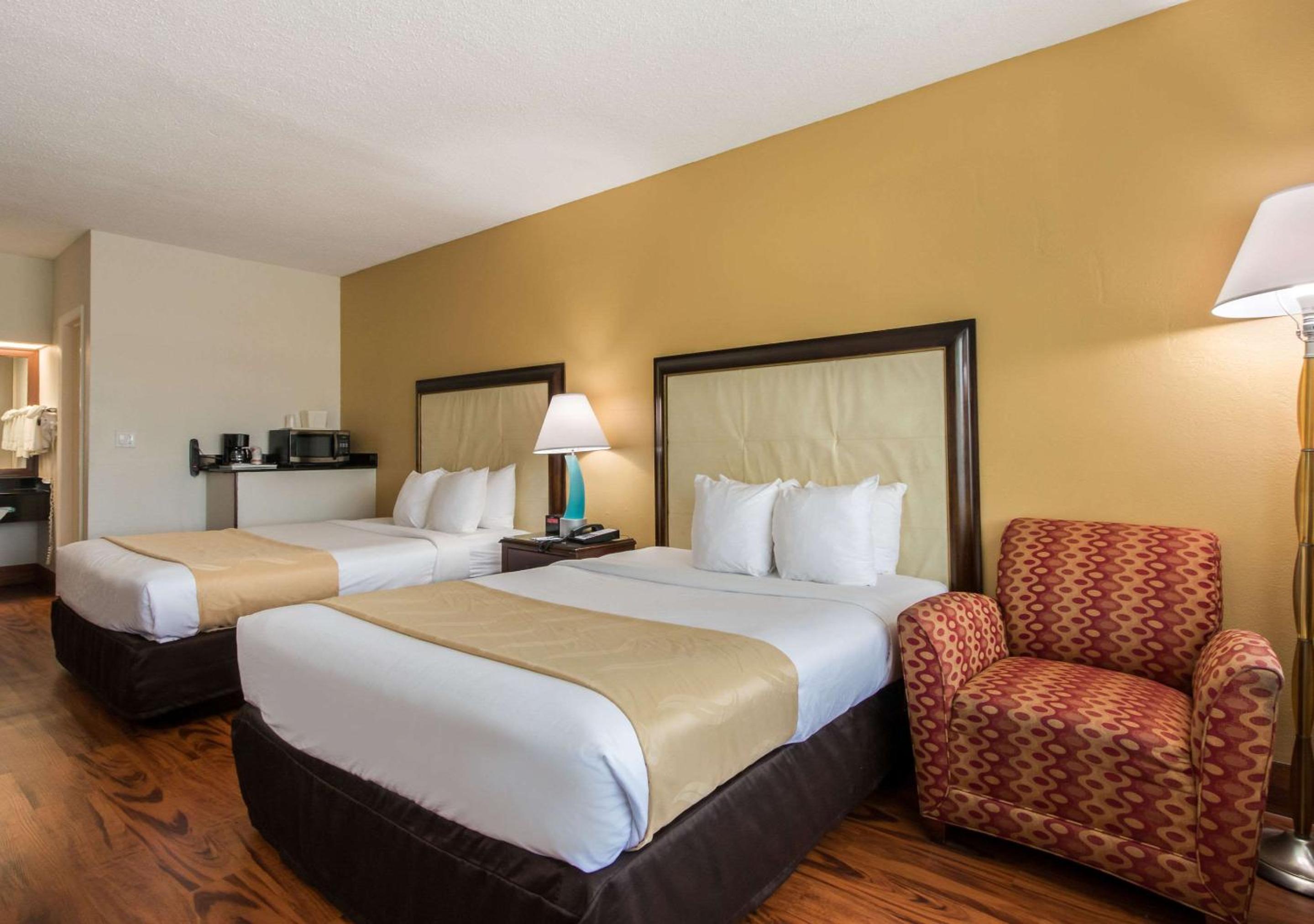 Queen Room With Two Queen Beds - Non-Smoking photo 3