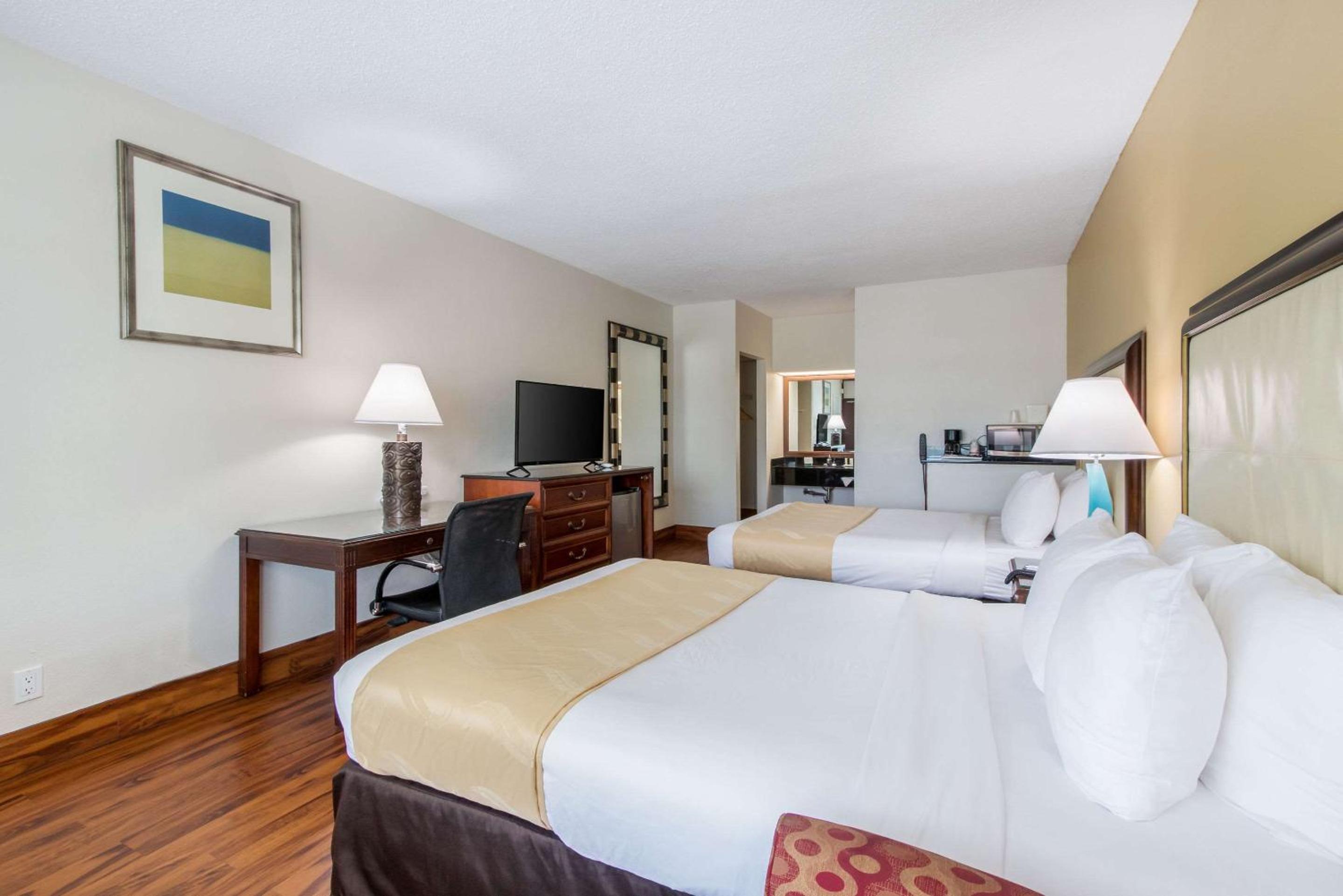 Queen Room With Two Queen Beds - Non-Smoking photo 2