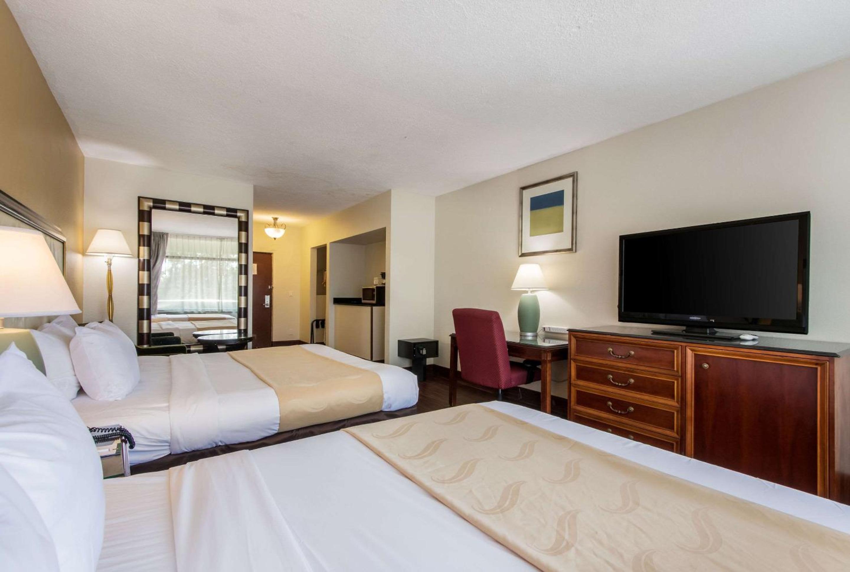 1 King Bed And 1 Queen Bed- Non-Smoking photo 2
