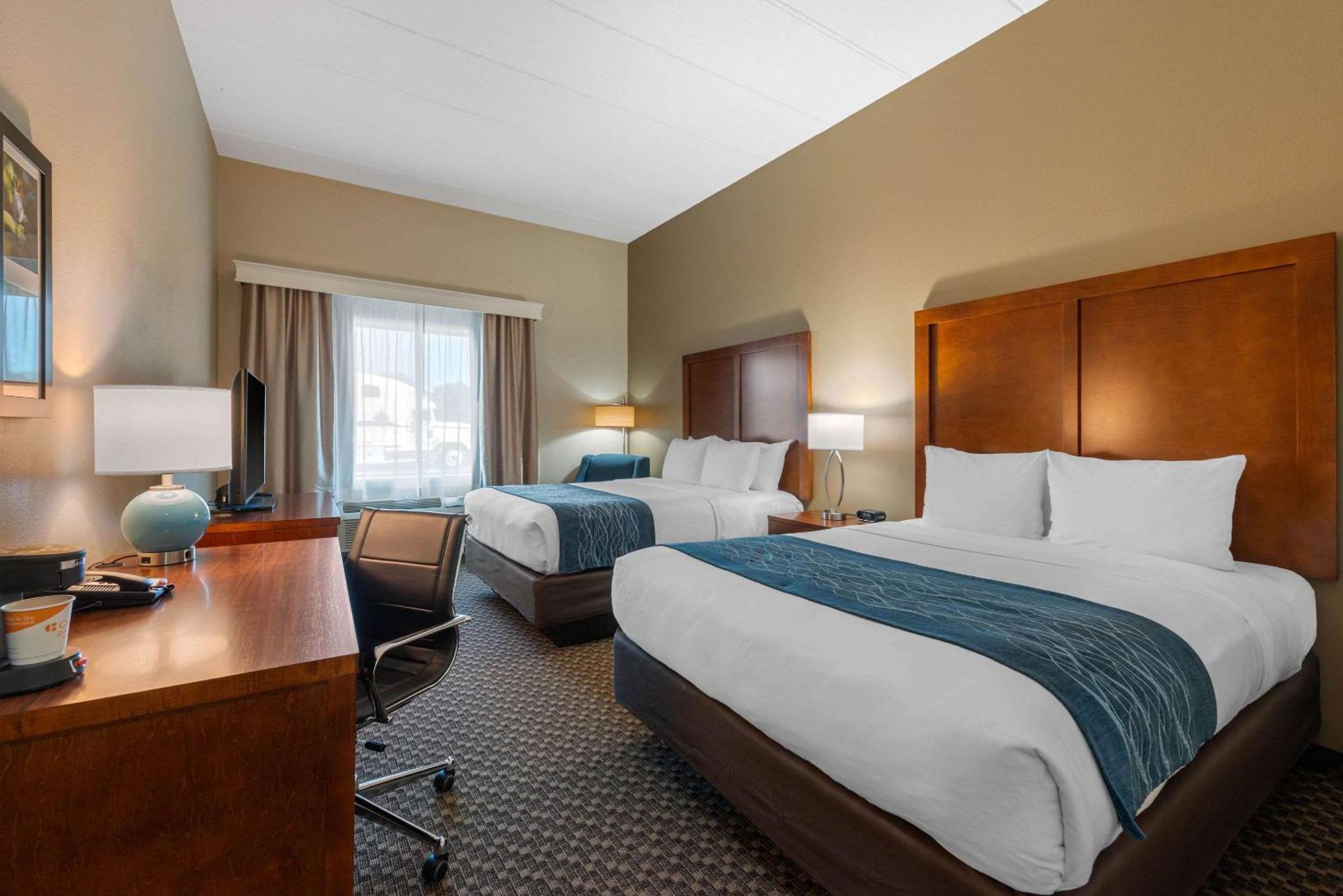 Queen Room with Two Queen Beds - Non-Smoking - Photo 3