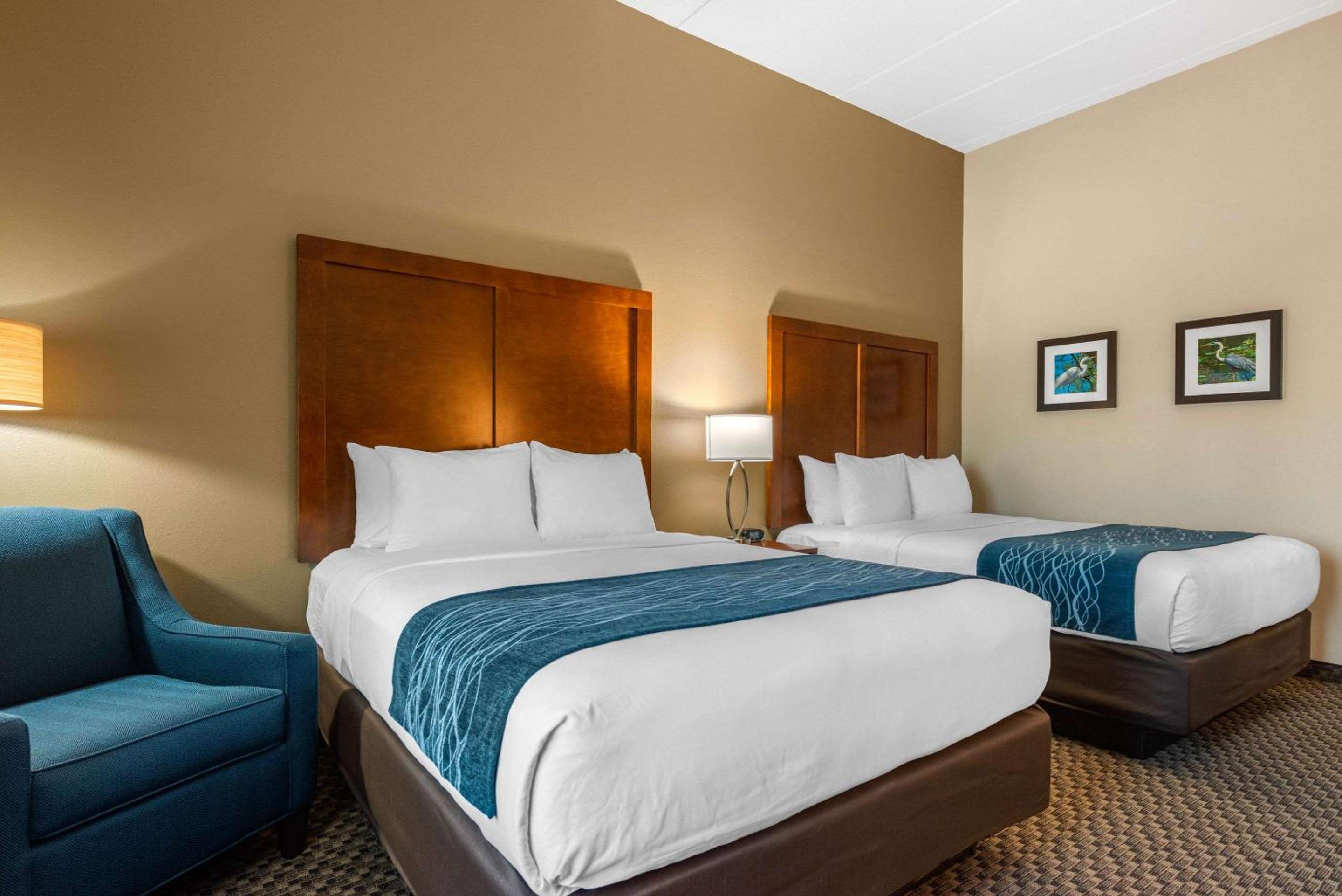 Queen Room with Two Queen Beds - Non-Smoking - Photo 4