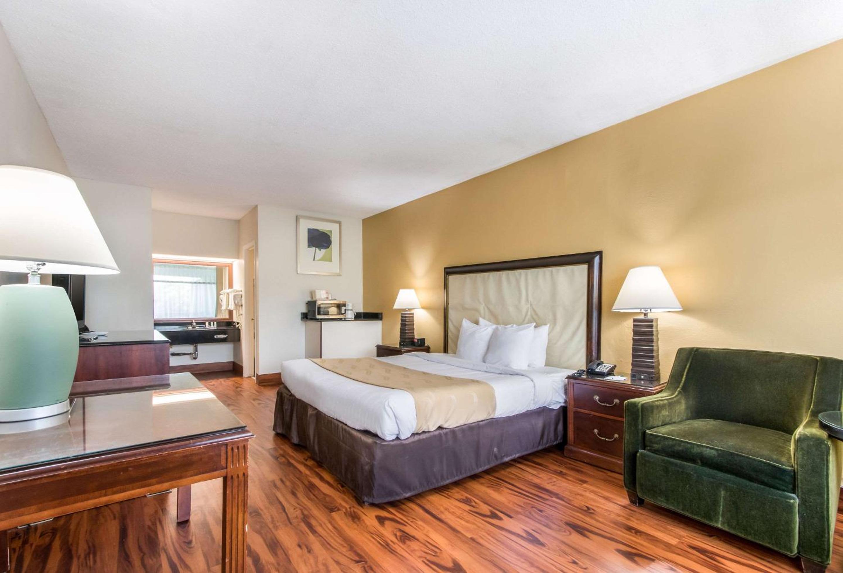 King Room - Non-Smoking photo 1
