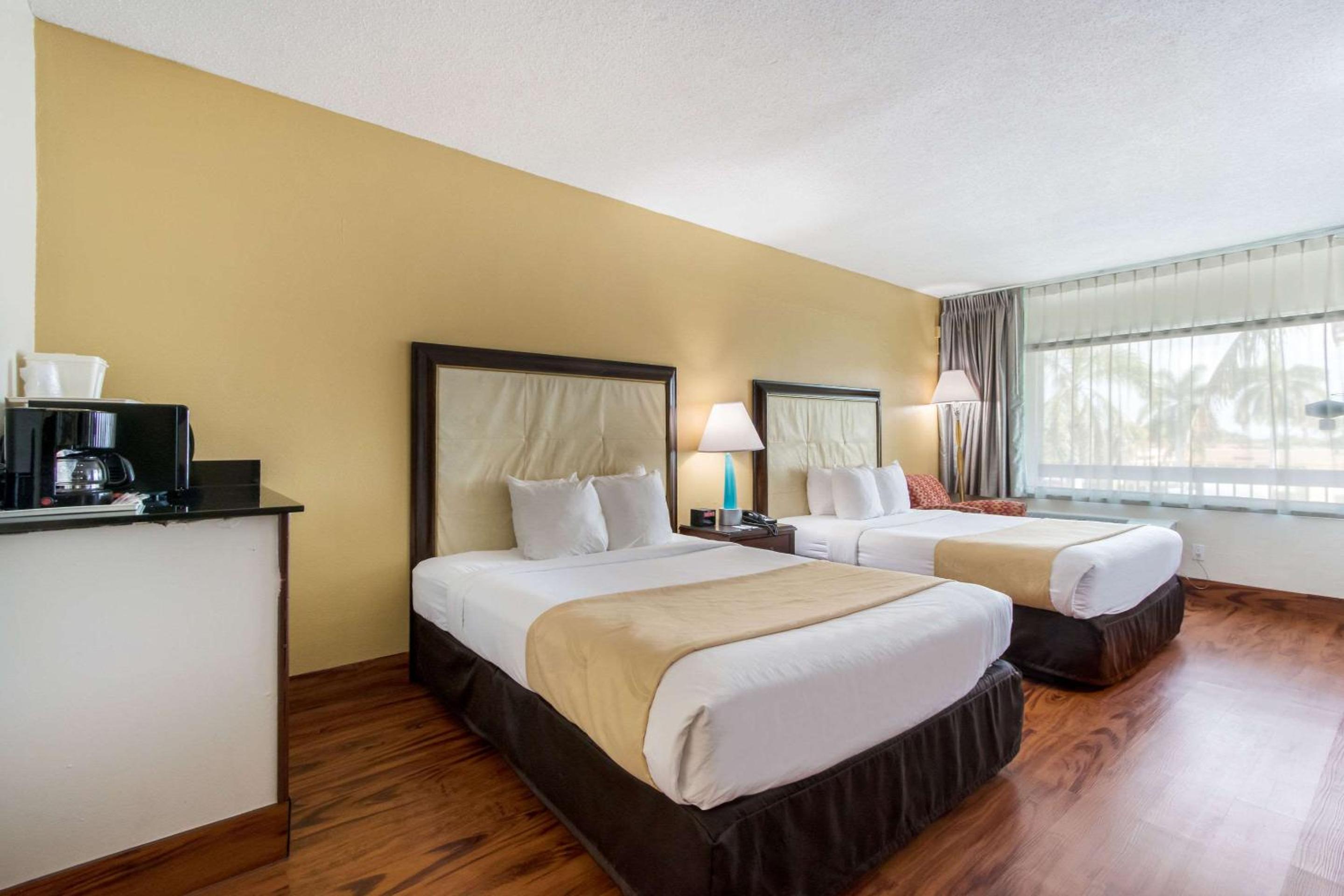 Queen Room With Two Queen Beds - Non-Smoking photo 1